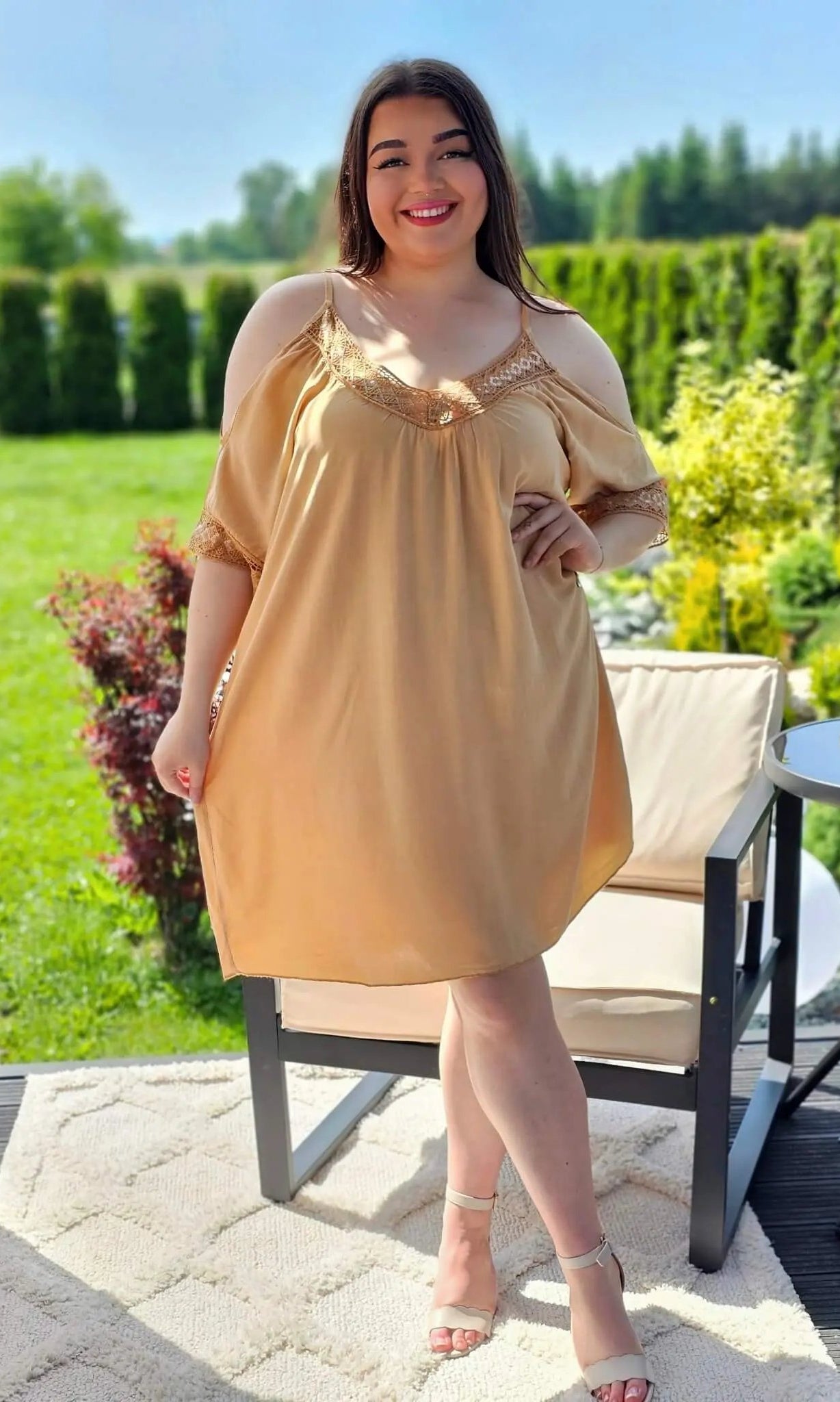 Świetny model tuniki na ramiączkach, dekolt ozdobiony cekinami - kilka kolorów Stylowa XL