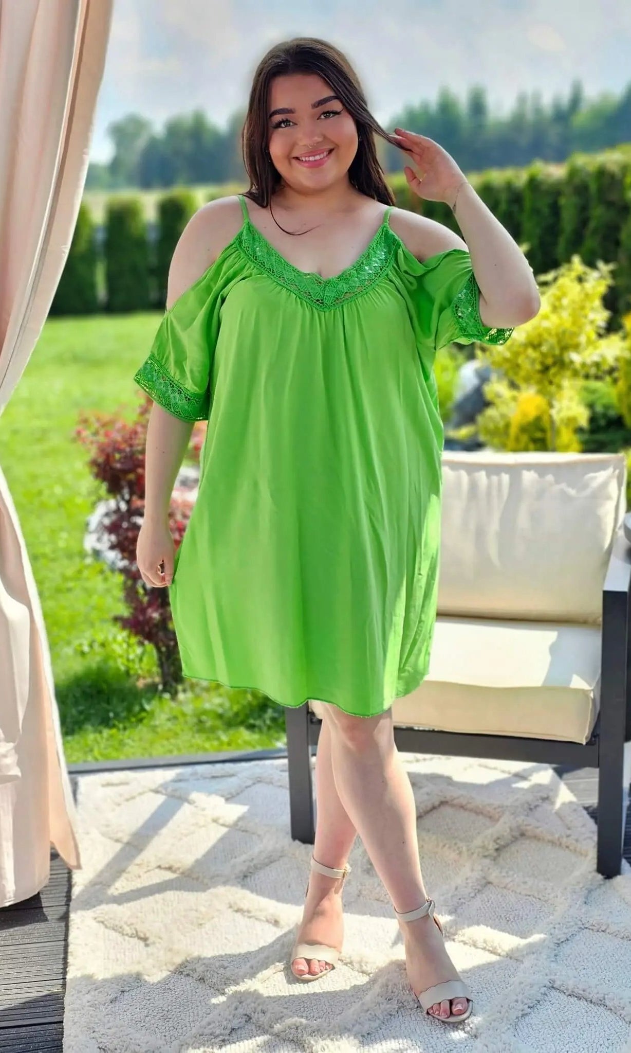 Świetny model tuniki na ramiączkach, dekolt ozdobiony cekinami - kilka kolorów Stylowa XL