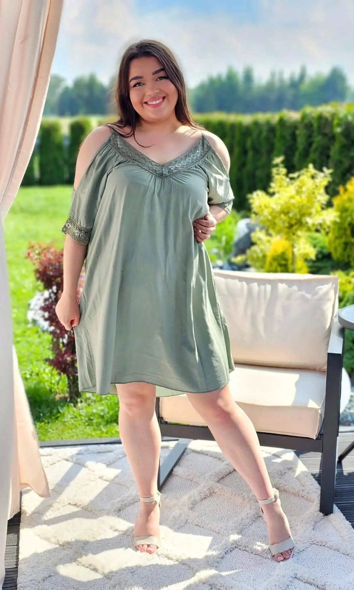 Świetny model tuniki na ramiączkach, dekolt ozdobiony cekinami - kilka kolorów Stylowa XL