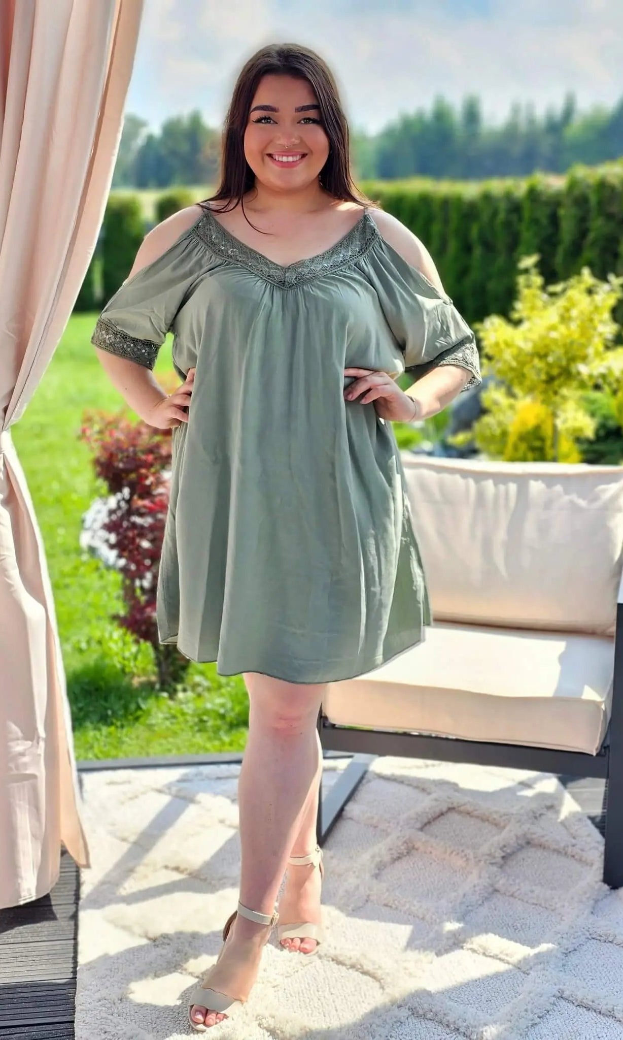 Świetny model tuniki na ramiączkach, dekolt ozdobiony cekinami - kilka kolorów Stylowa XL