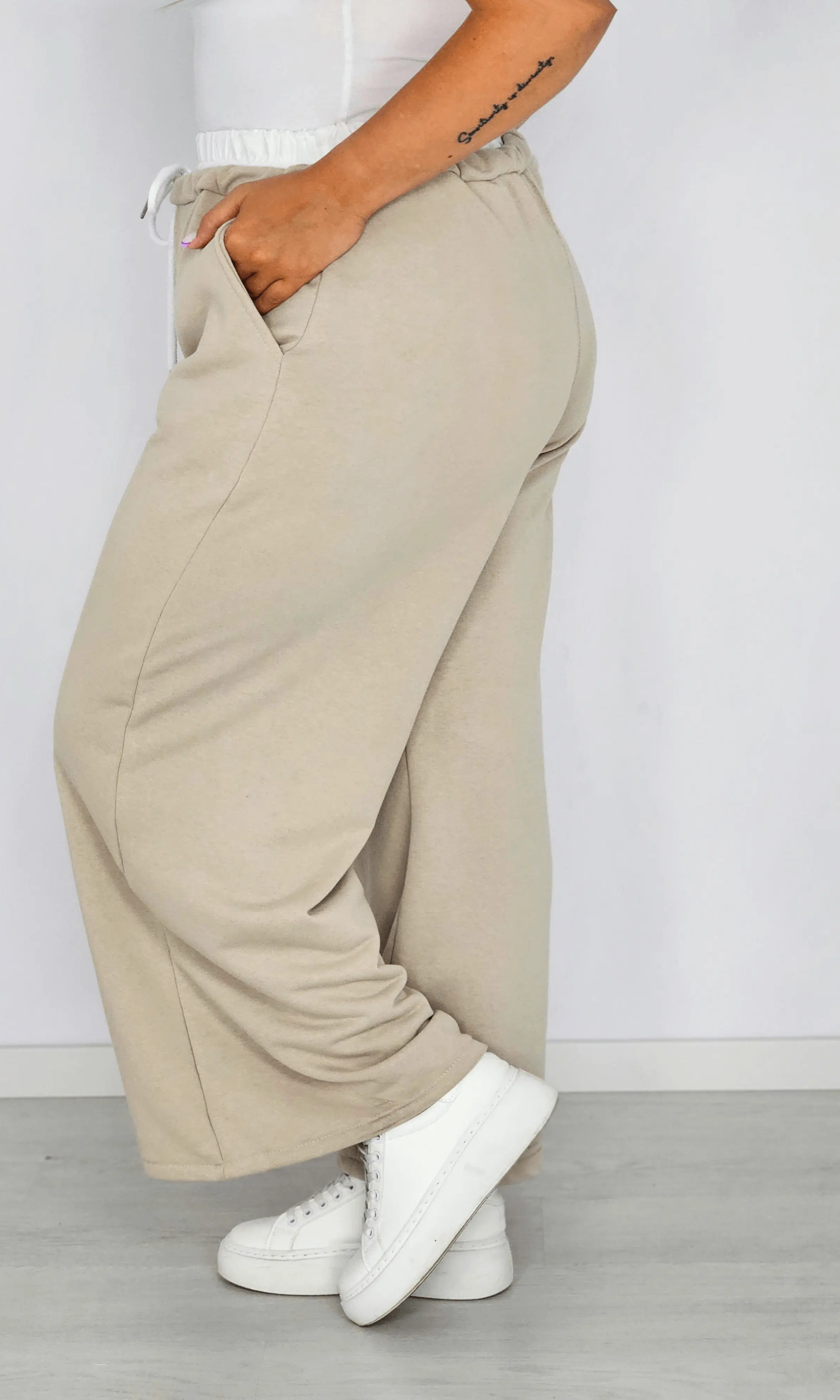 Szerokie spodnie dresowe z wiązaniem Stylowa XL