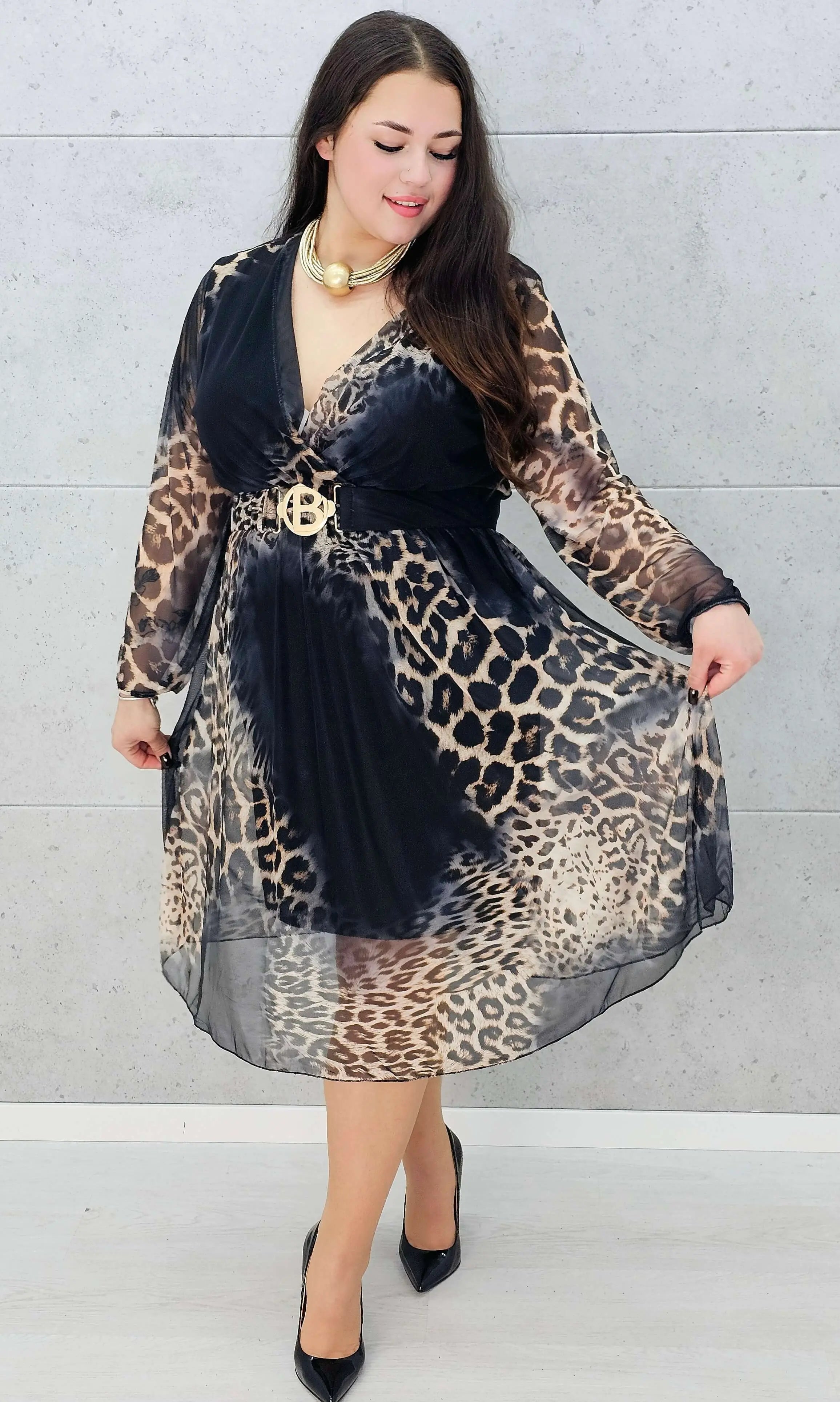 kobieca sukienka midi plus size z dekoltem V – na modelce