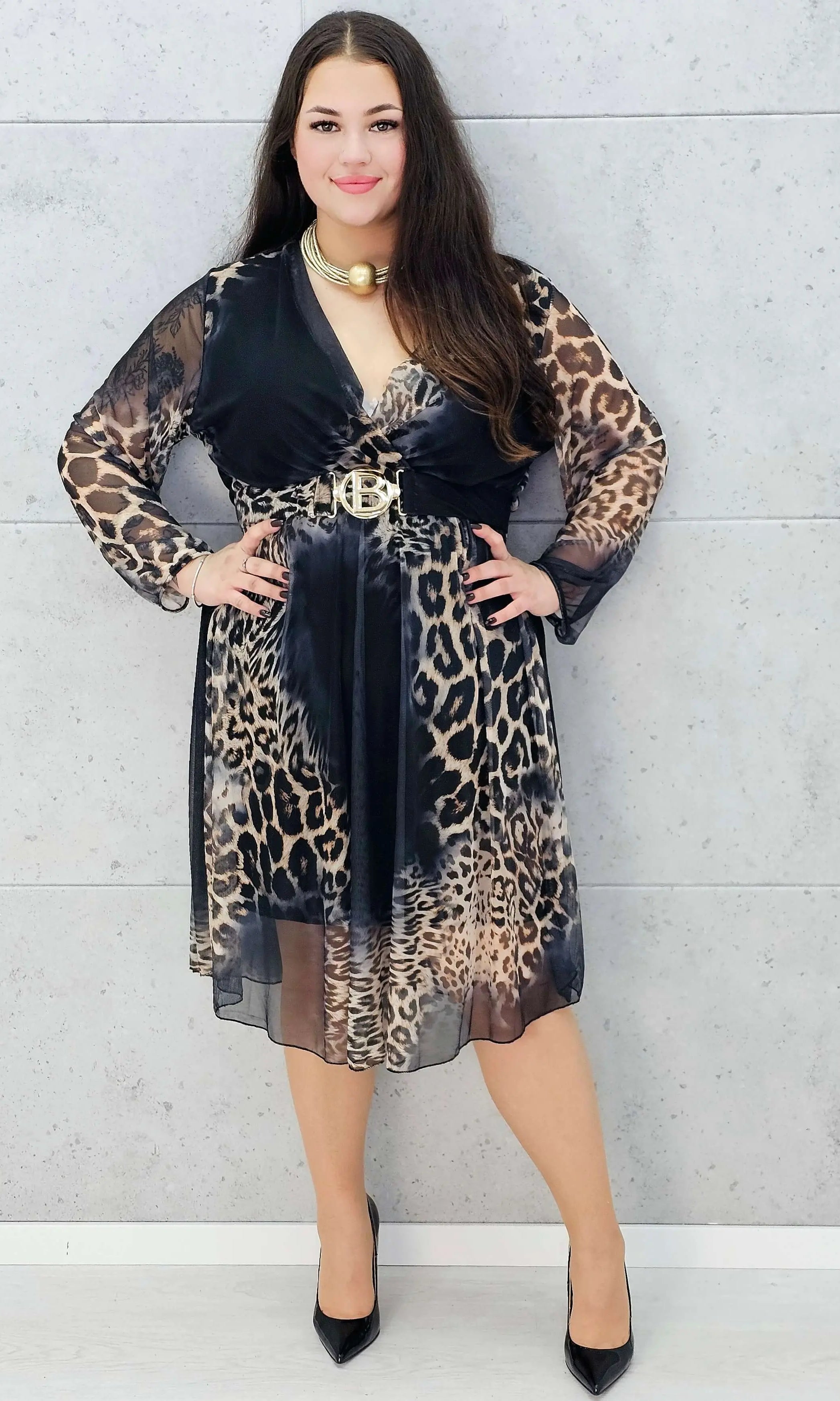 modna sukienka plus size w panterkę – detale pasek