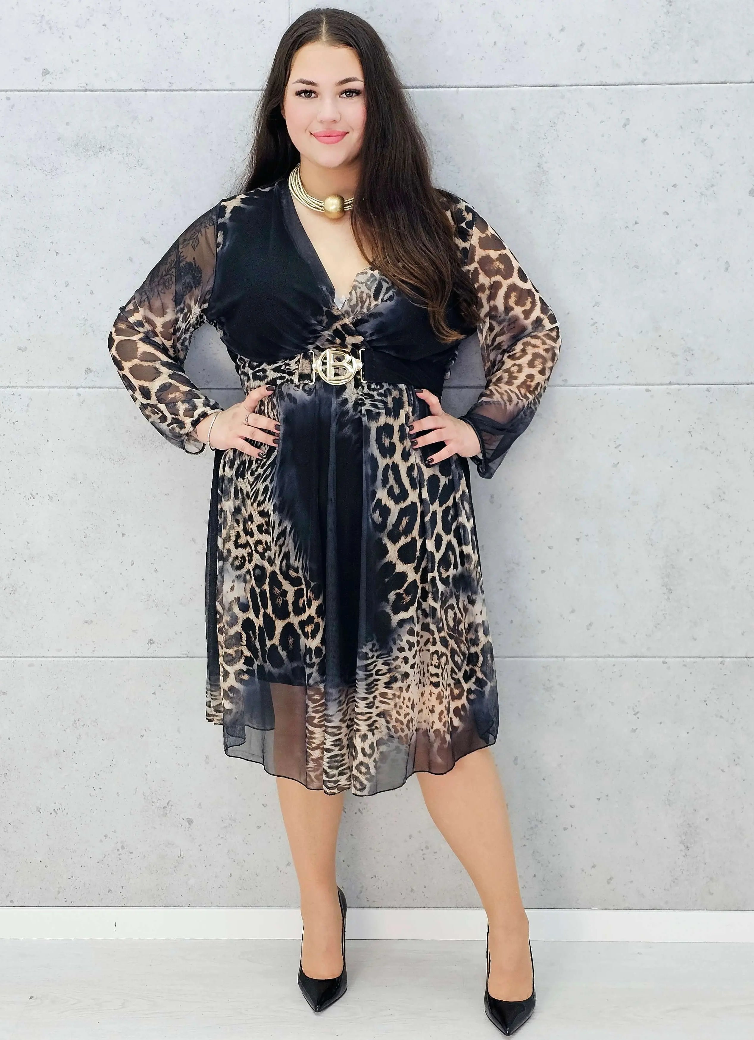 modna sukienka plus size w panterkę – detale pasek