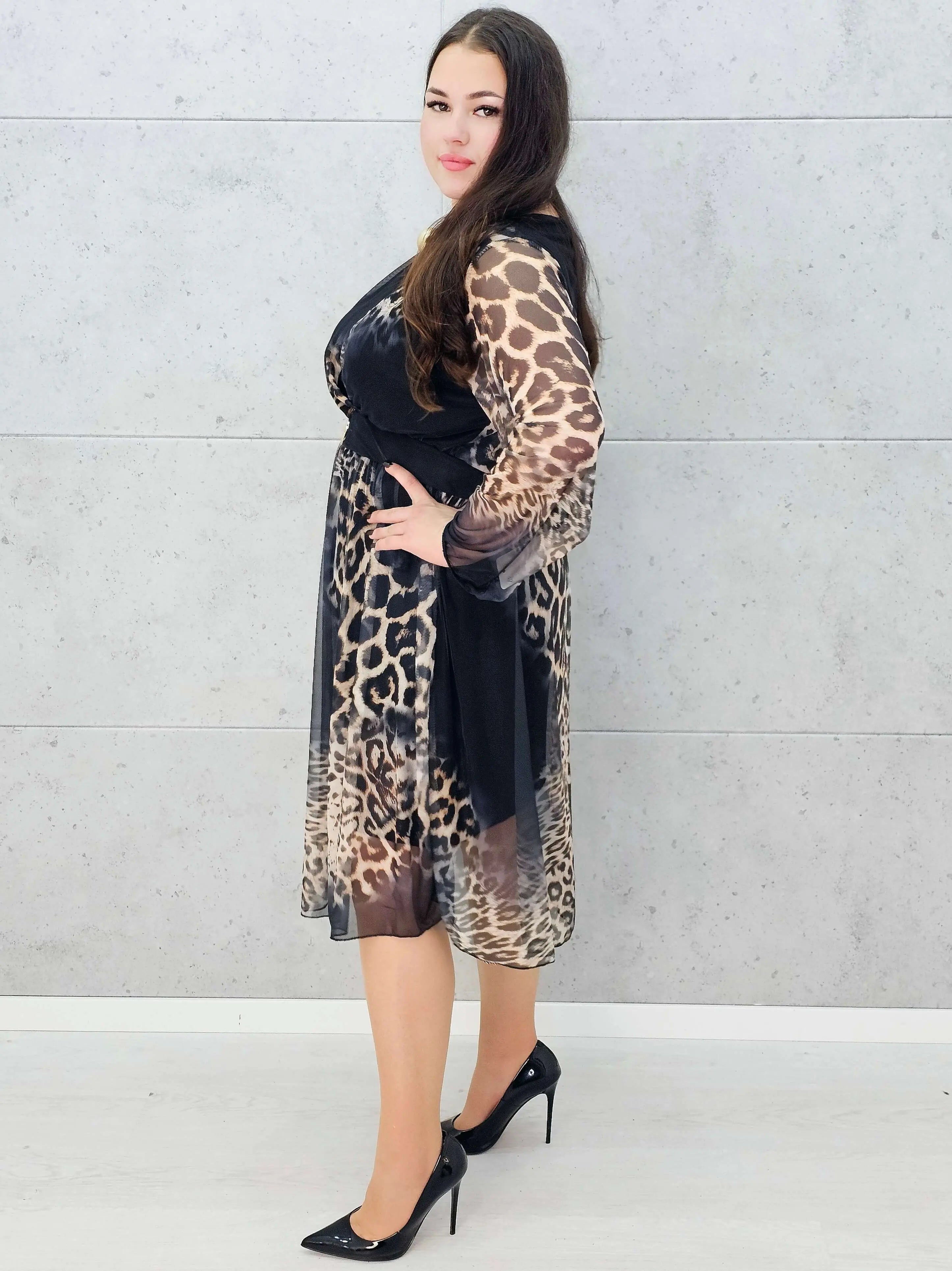 szyfonowa sukienka midi plus size z dekoltem V w panterke – bok