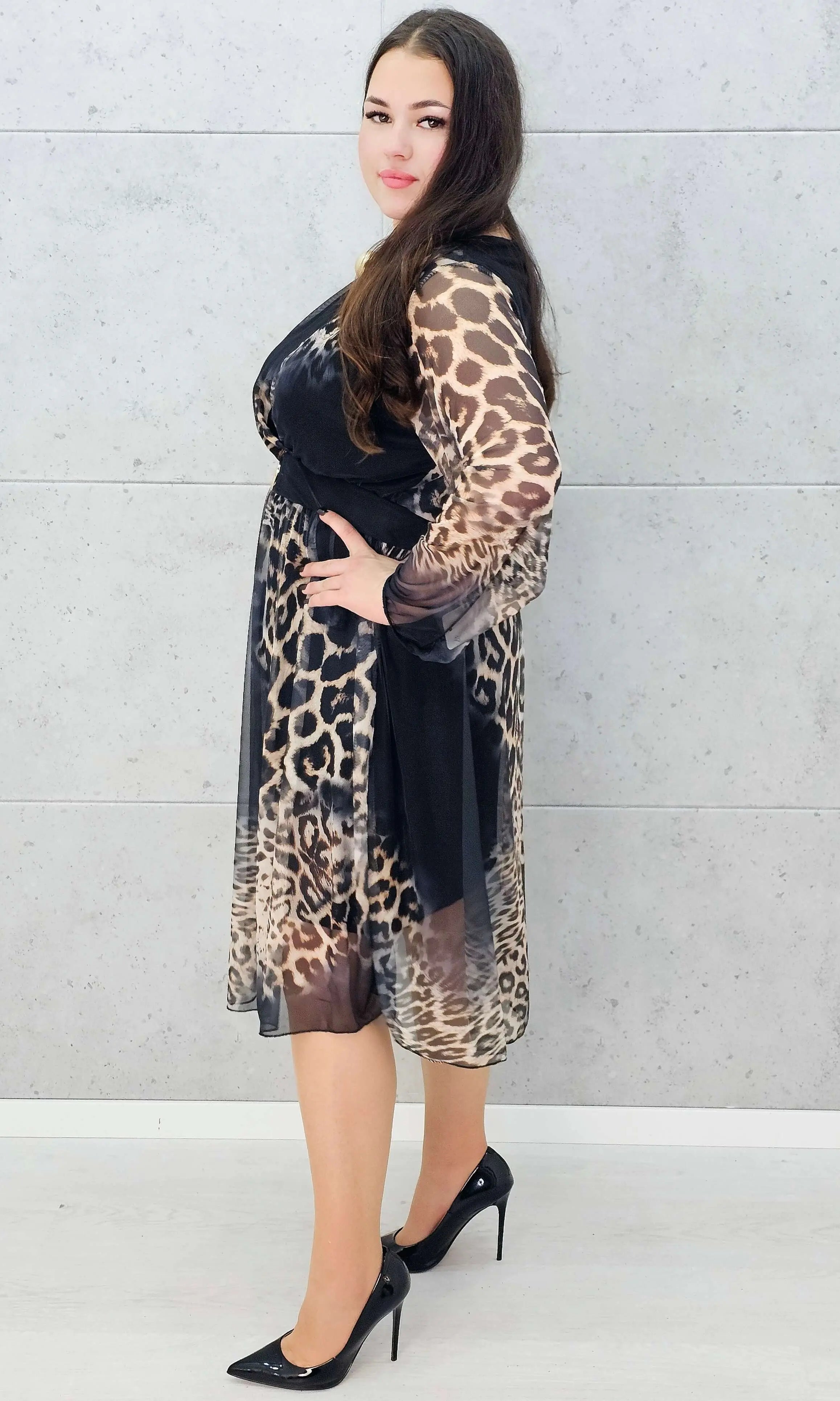 szyfonowa sukienka midi plus size z dekoltem V w panterke – bok