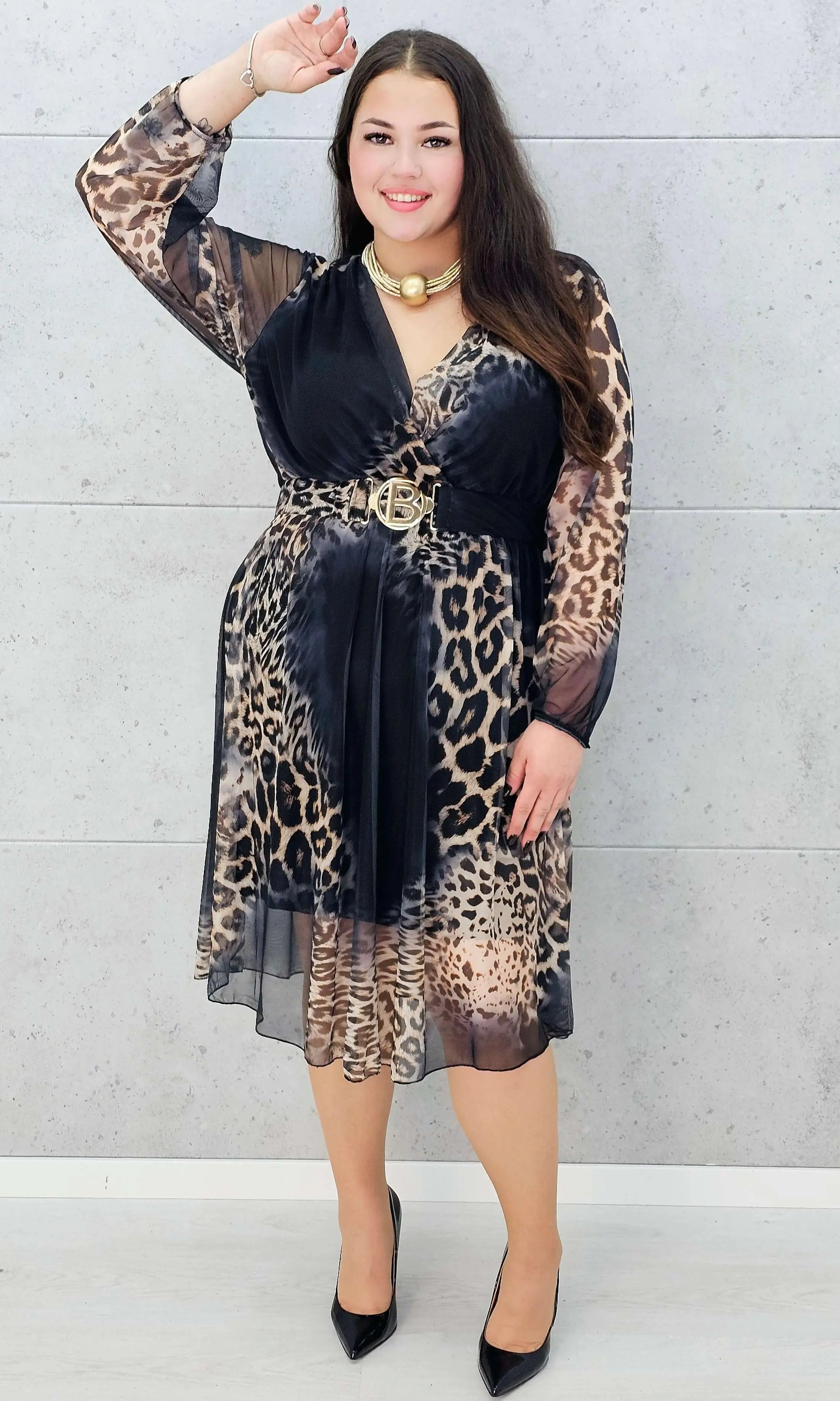 modna sukienka plus size w panterkę – przód