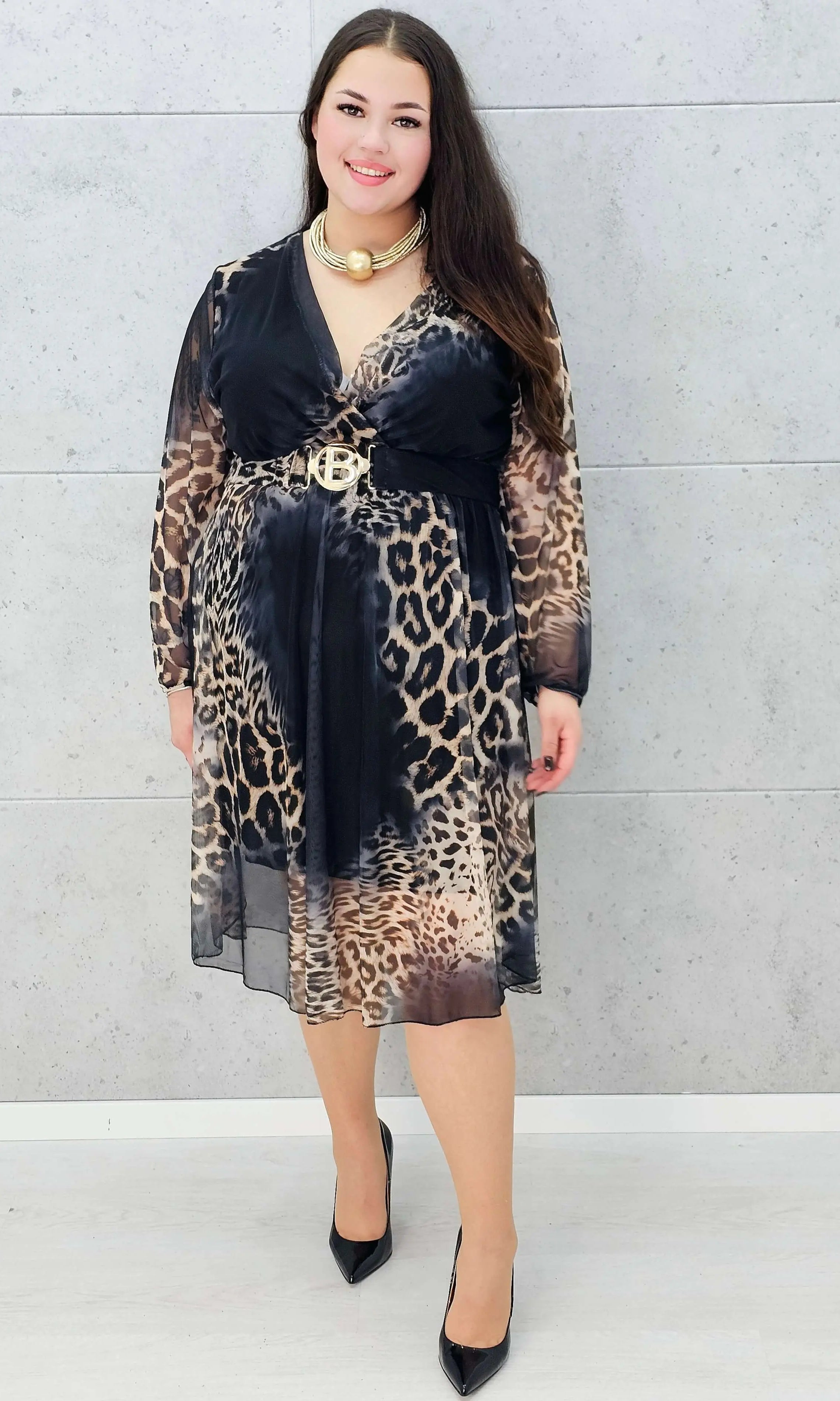 modna sukienka plus size w panterkę – detale całości