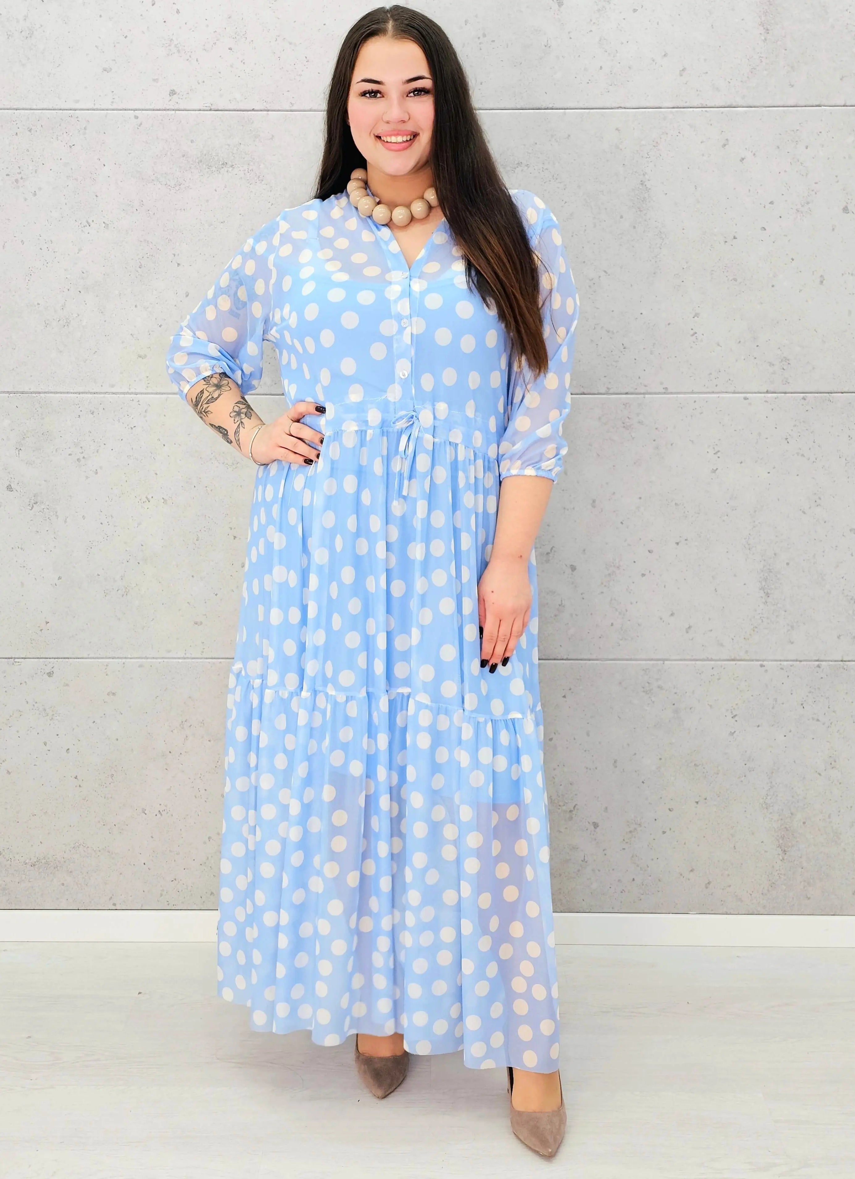 Szyfonowa sukienka plus size w grochy – lekkość i elegancja Stylowa XL Stylowa XL