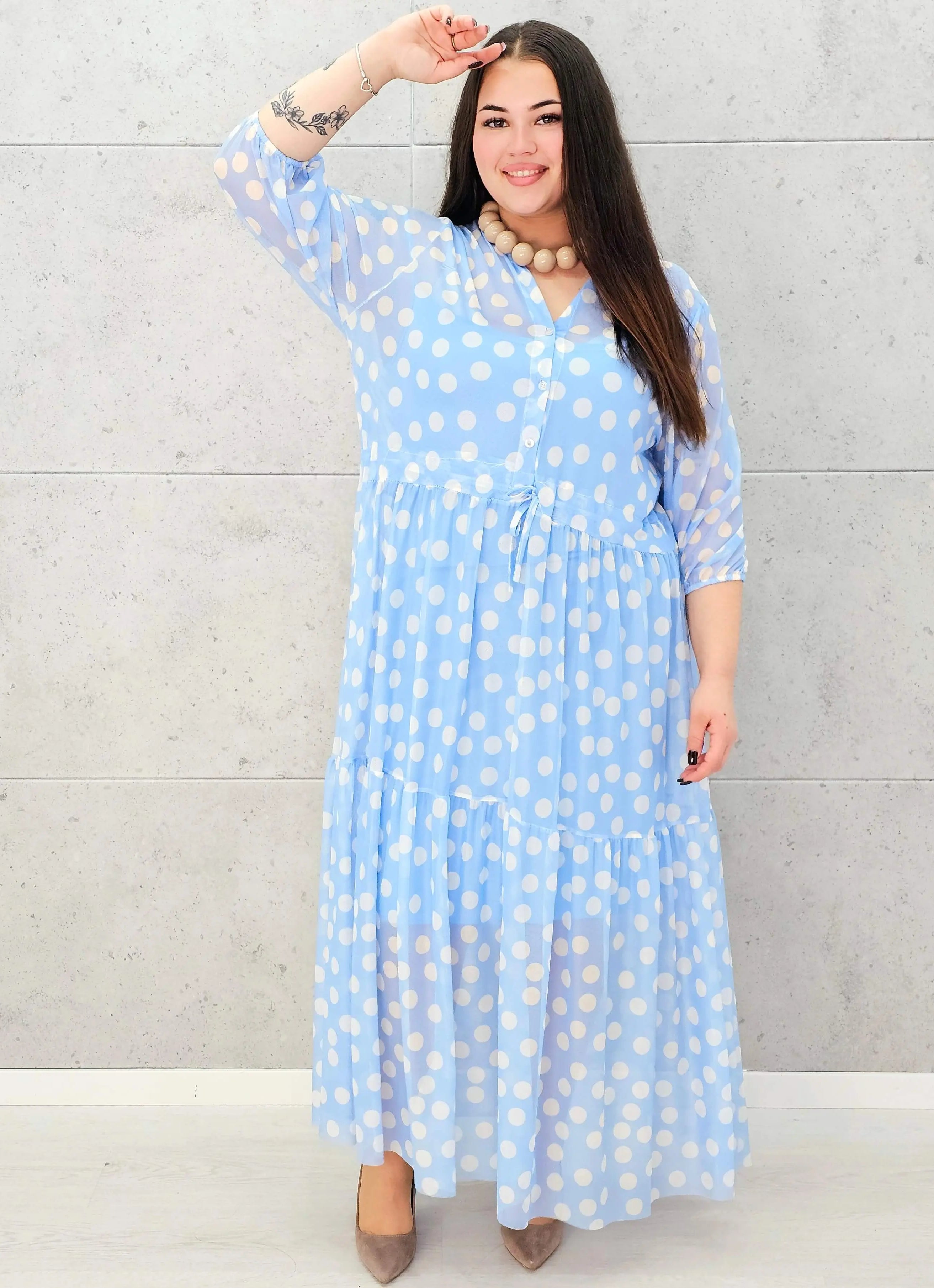 Szyfonowa sukienka plus size w grochy – lekkość i elegancja Stylowa XL Stylowa XL