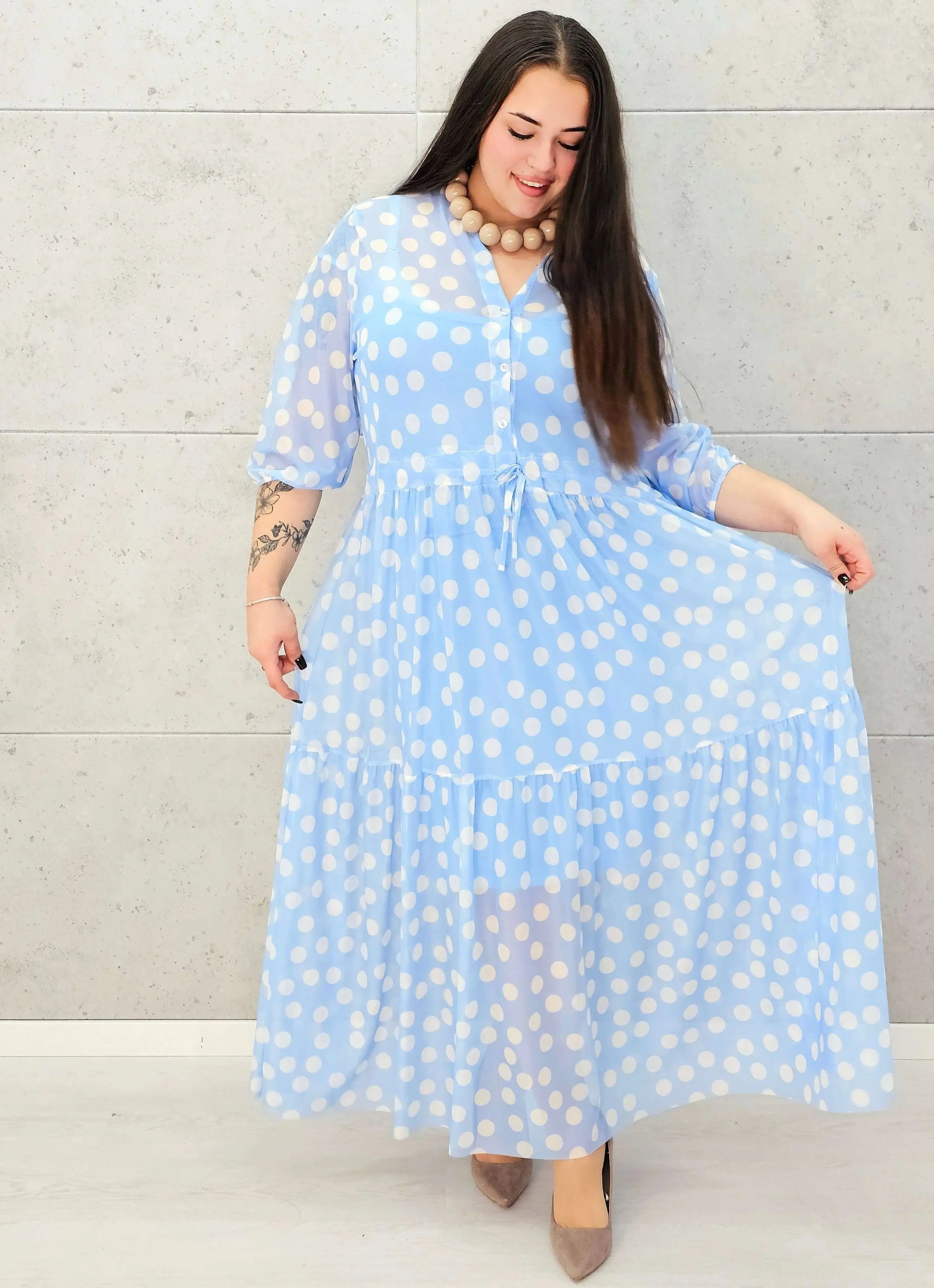 Szyfonowa sukienka plus size w grochy – lekkość i elegancja Stylowa XL Stylowa XL