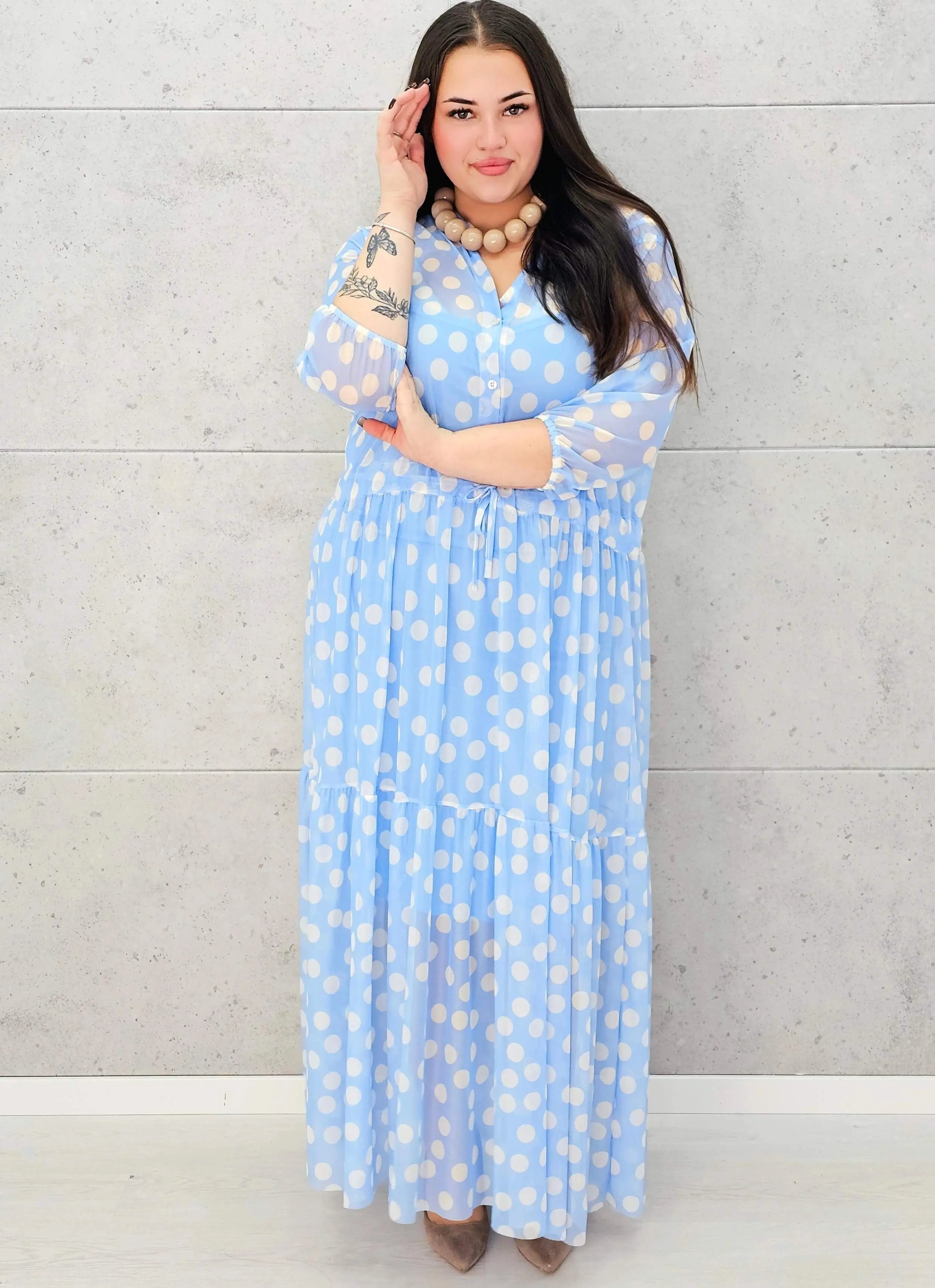 Szyfonowa sukienka plus size w grochy – lekkość i elegancja Stylowa XL Stylowa XL