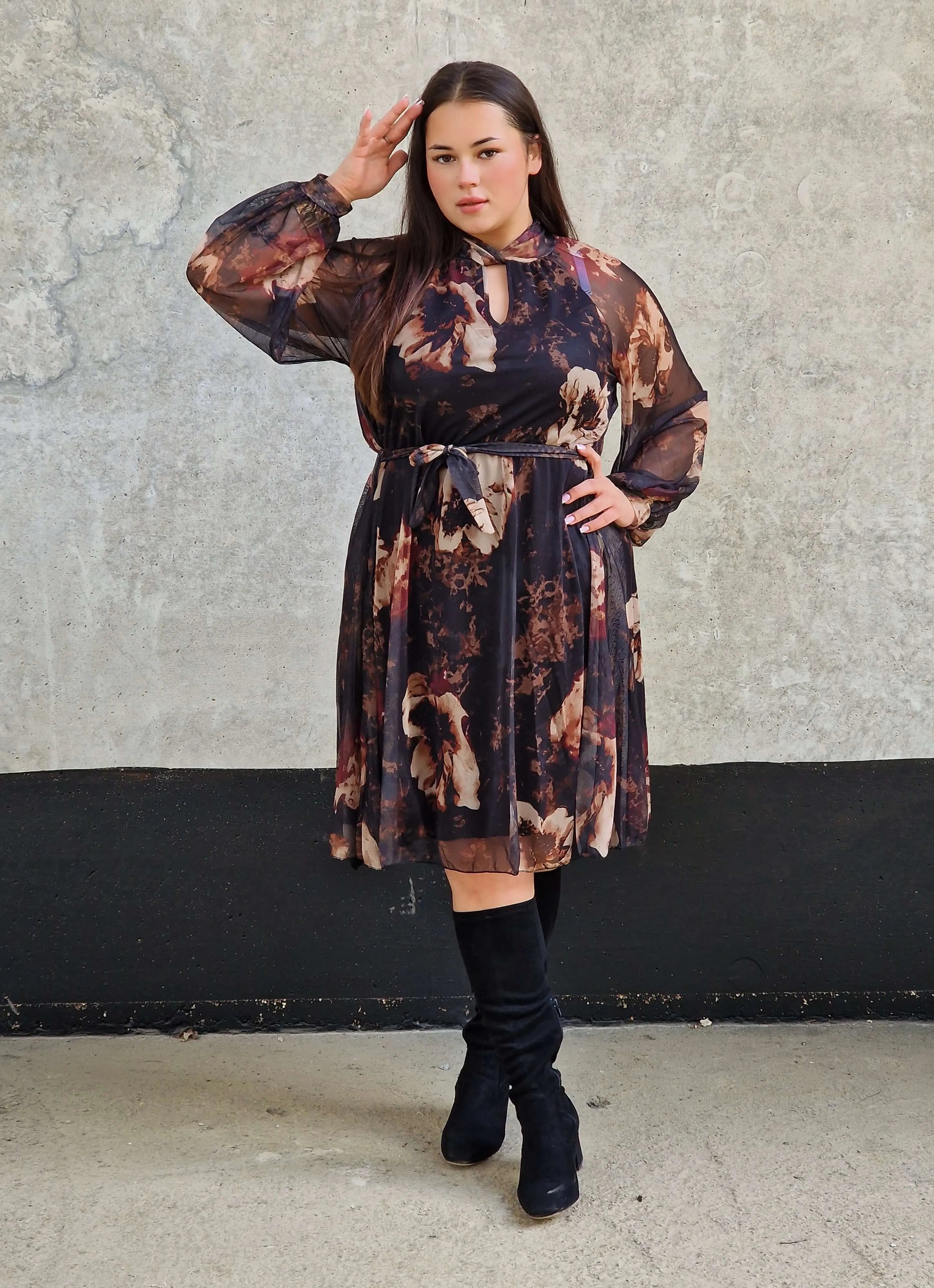 Szyfonowa sukienka plus size w kwiaty – elegancja i lekkość Stylowa XL Stylowa XL