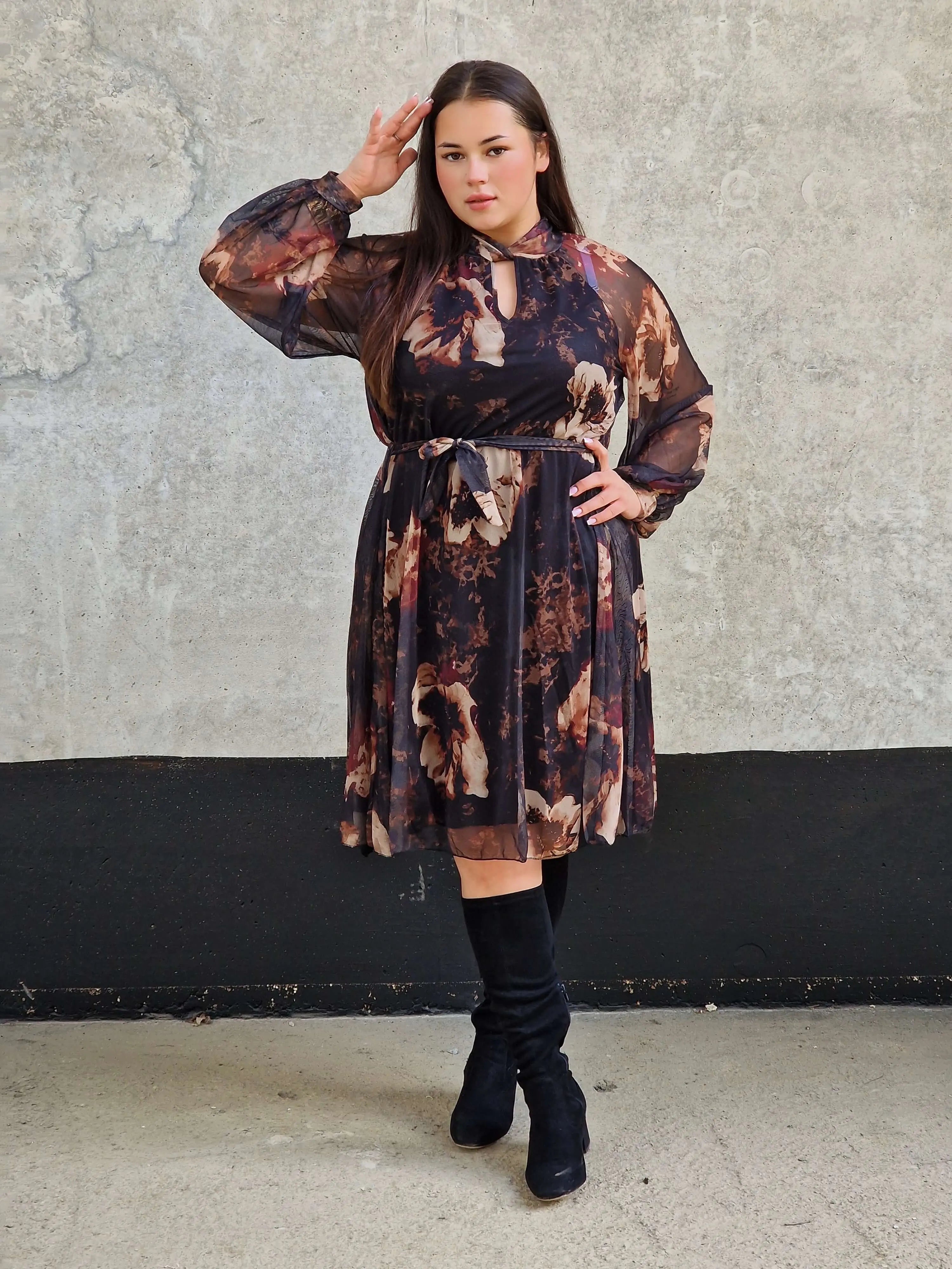 Szyfonowa sukienka plus size w kwiaty – elegancja i lekkość Stylowa XL Stylowa XL