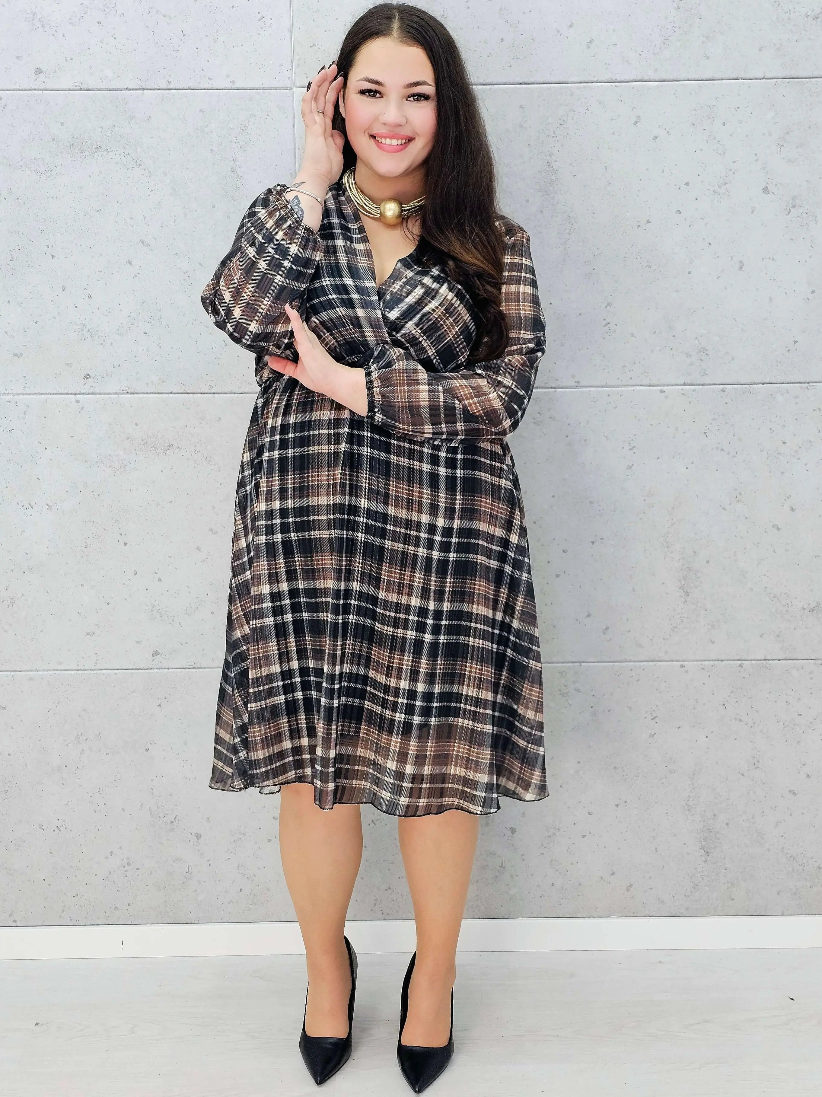 sukienka w kratę plus size midi z kopertowym dekoltem – rękaw i wzór