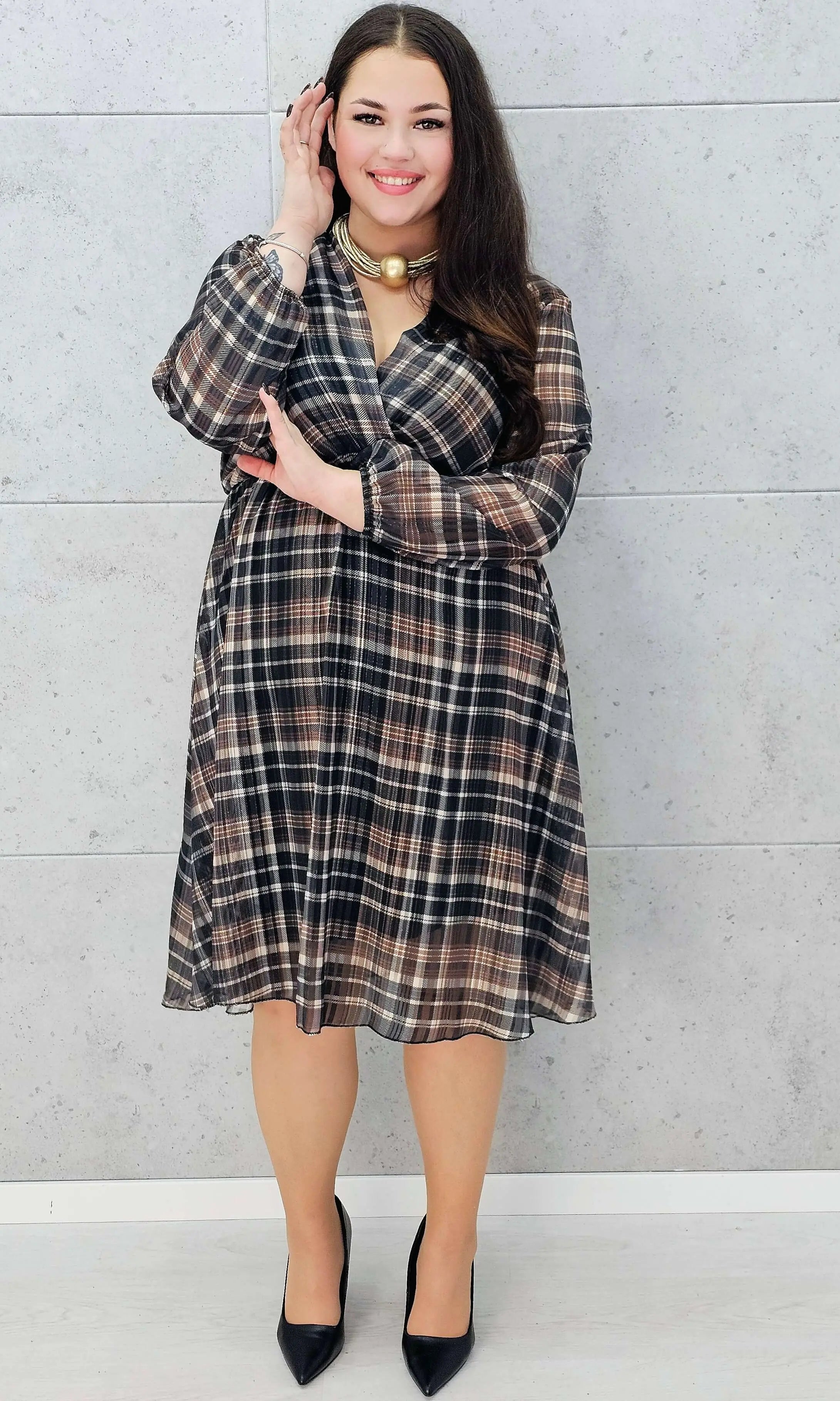 sukienka w kratę plus size midi z kopertowym dekoltem – rękaw i wzór