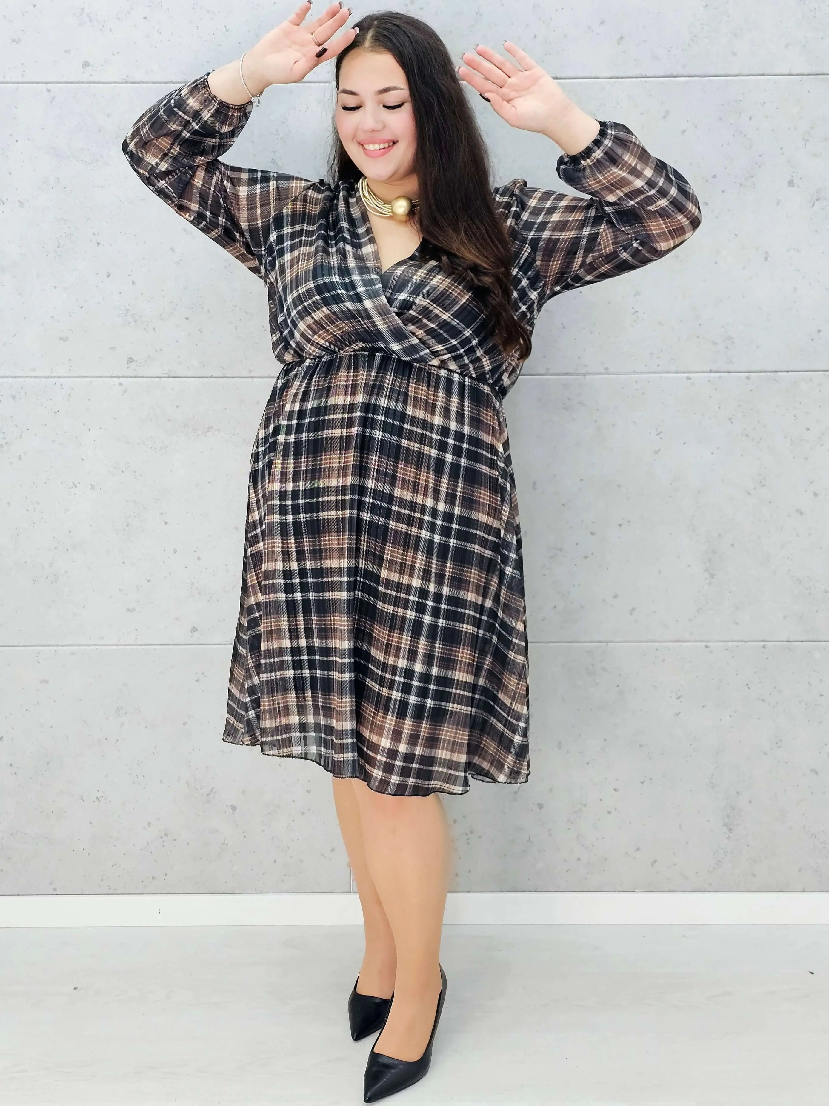 modna sukienka w kratę midi plus size – przód na modelce