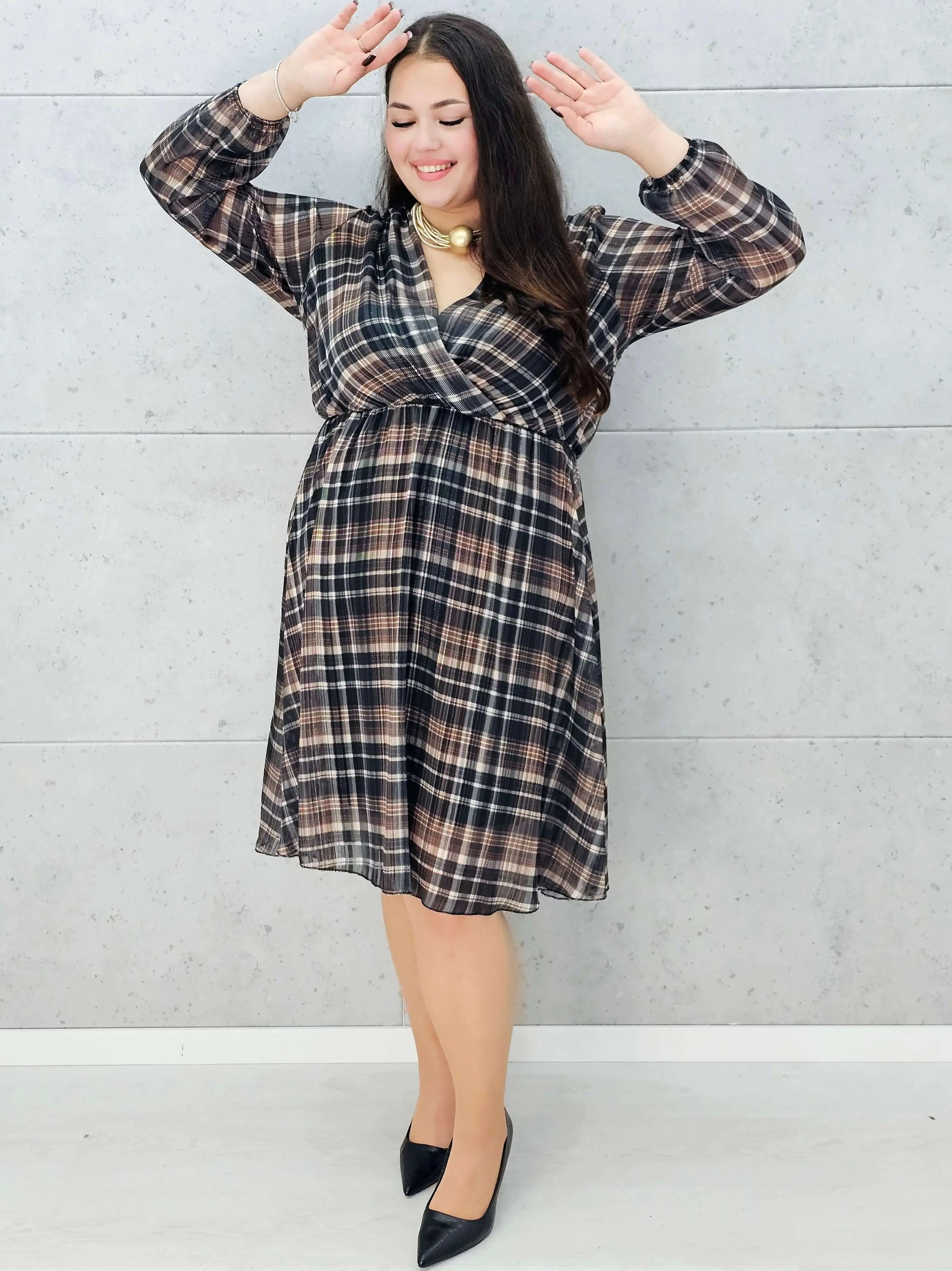 modna sukienka w kratę midi plus size – przód na modelce