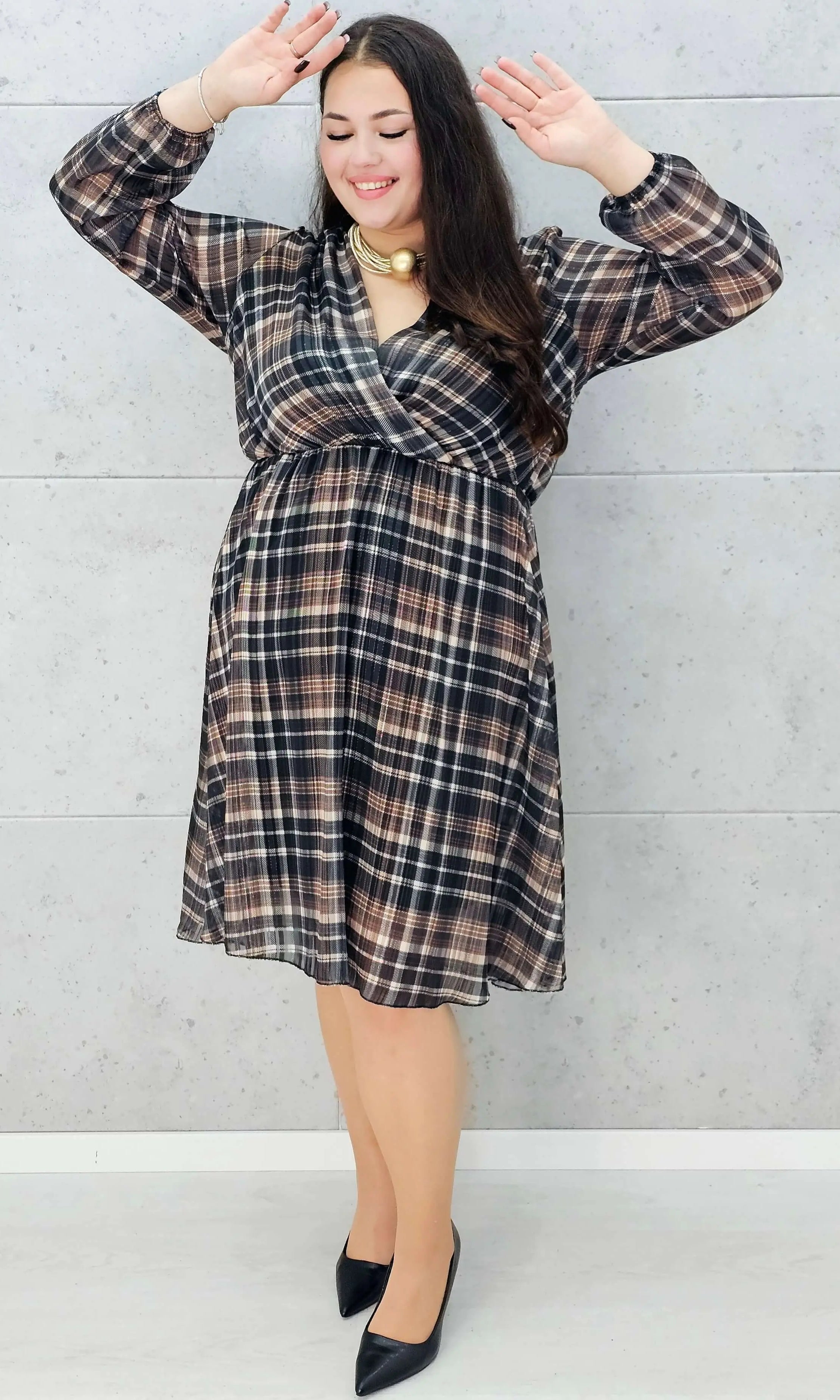 modna sukienka w kratę midi plus size – przód na modelce