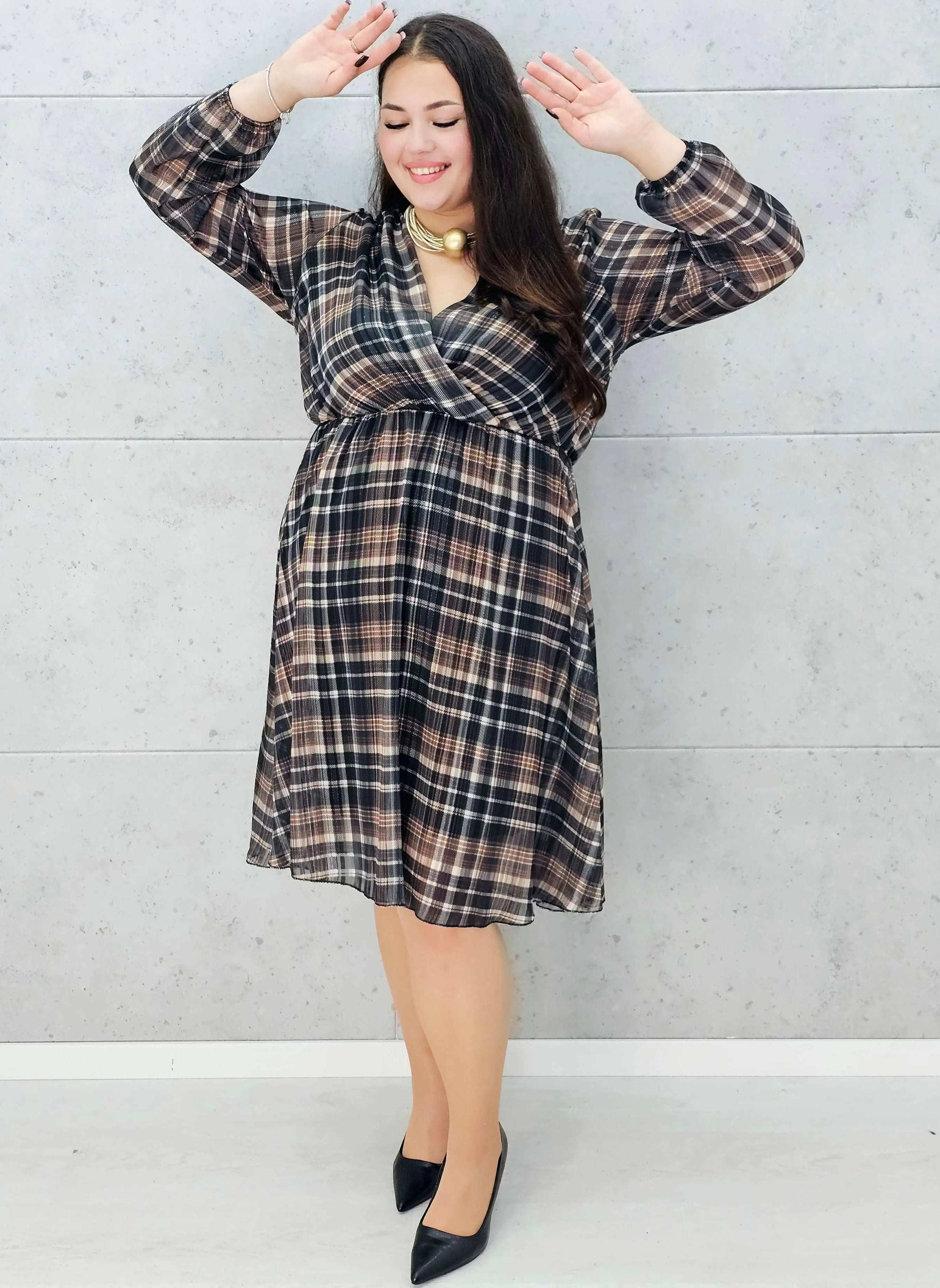 modna sukienka w kratę midi plus size – przód na modelce