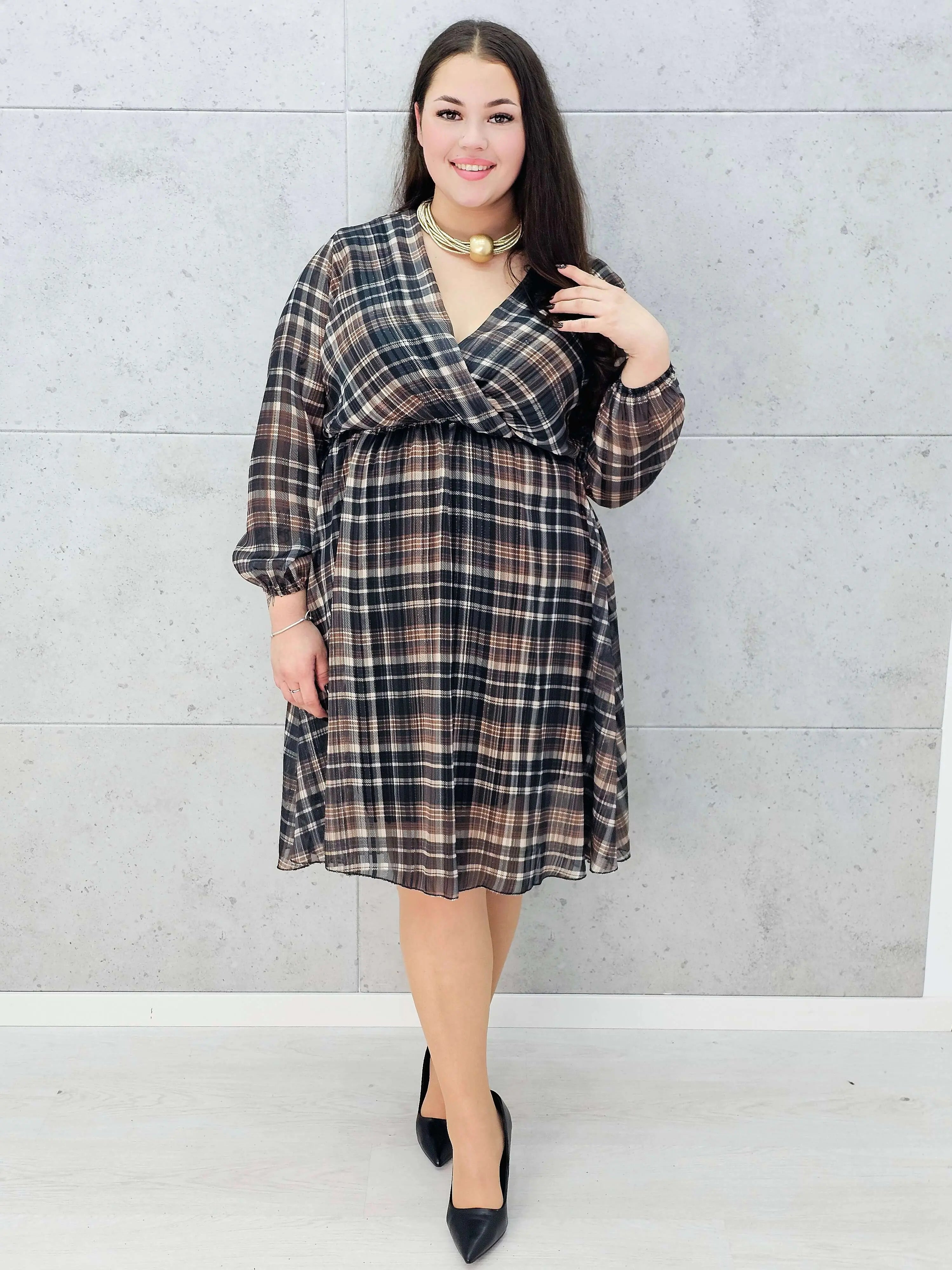 elegancka sukienka w kratę plus size midi – detale i rękaw