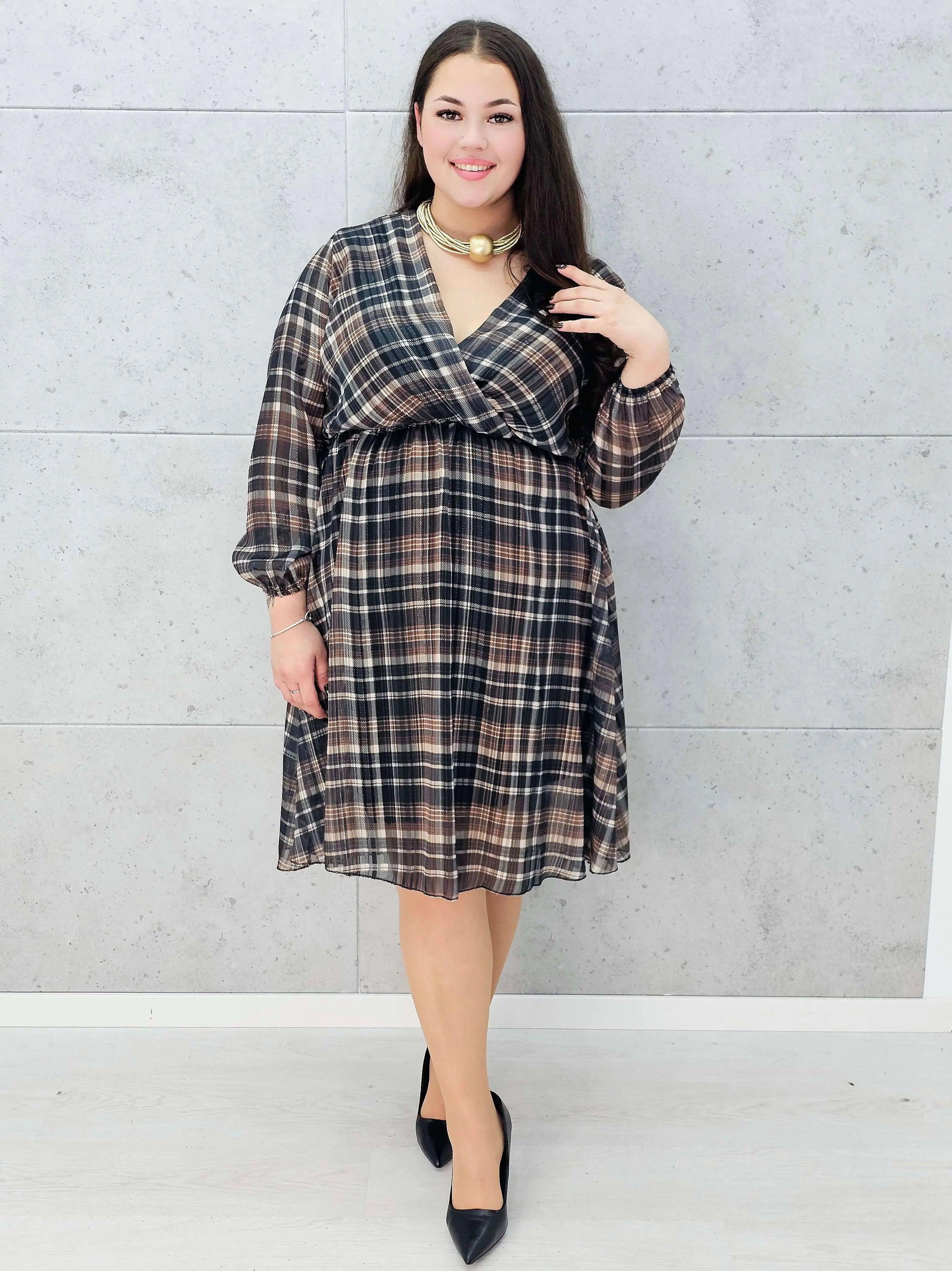 elegancka sukienka w kratę plus size midi – detale i rękaw