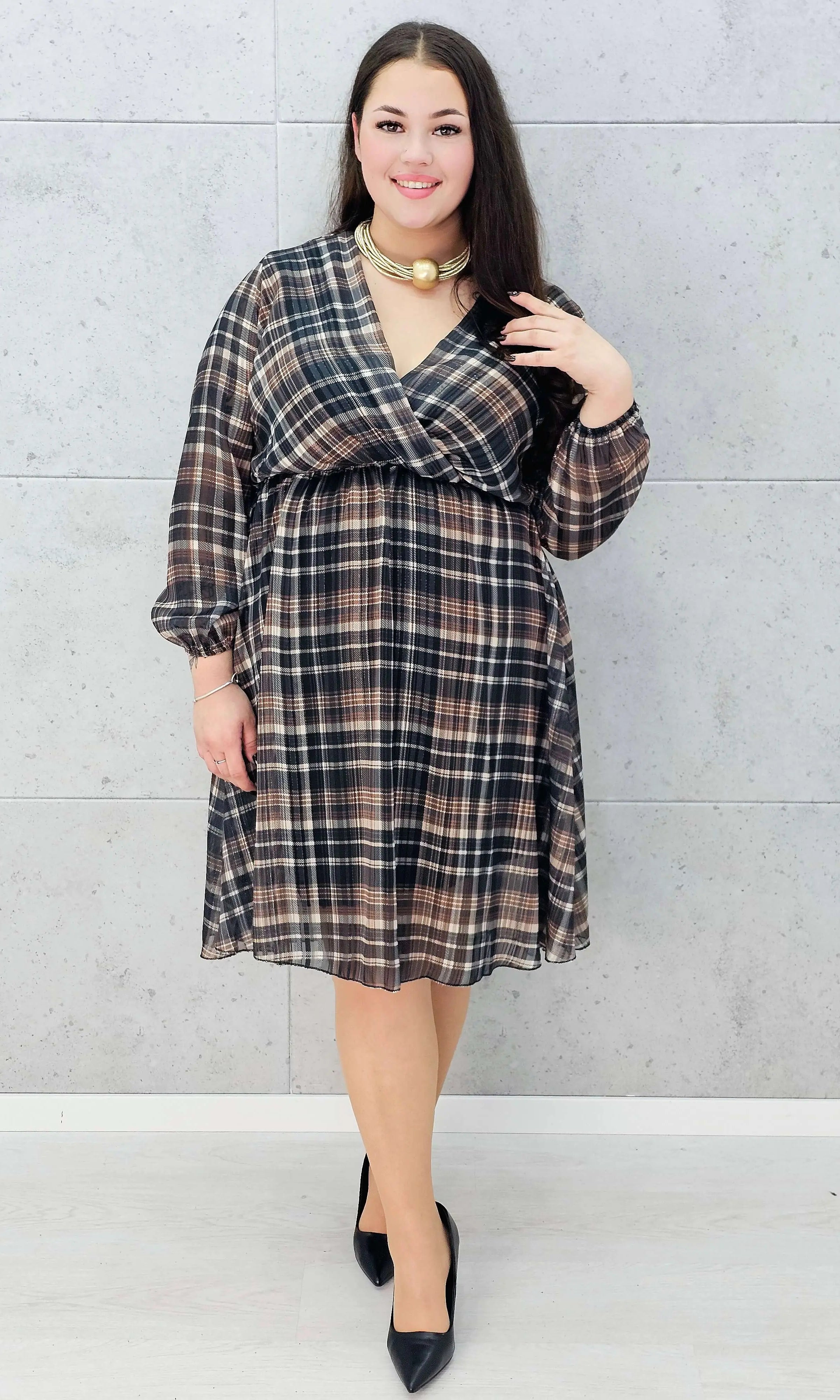 elegancka sukienka w kratę plus size midi – detale i rękaw