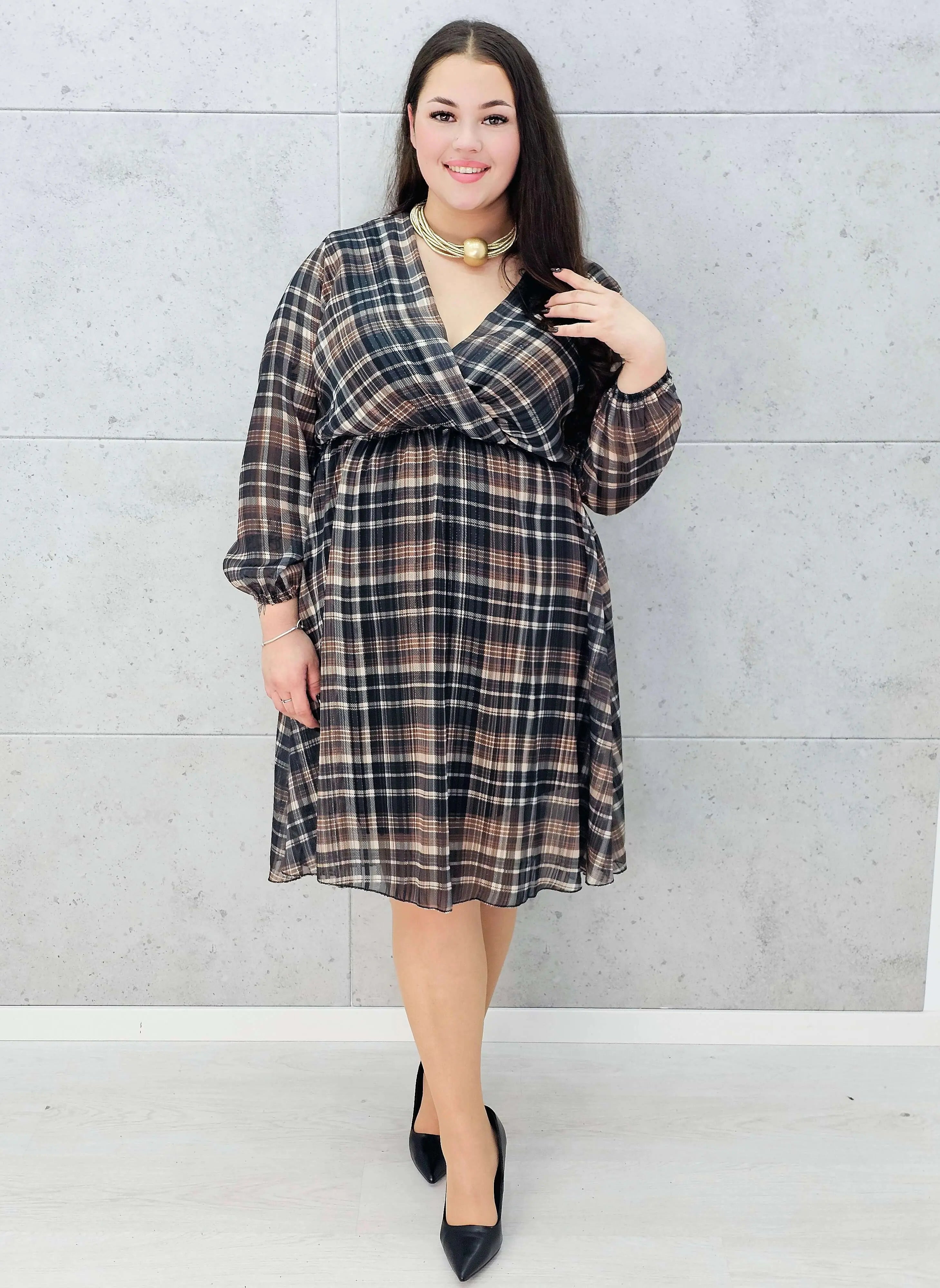 elegancka sukienka w kratę plus size midi – detale i rękaw