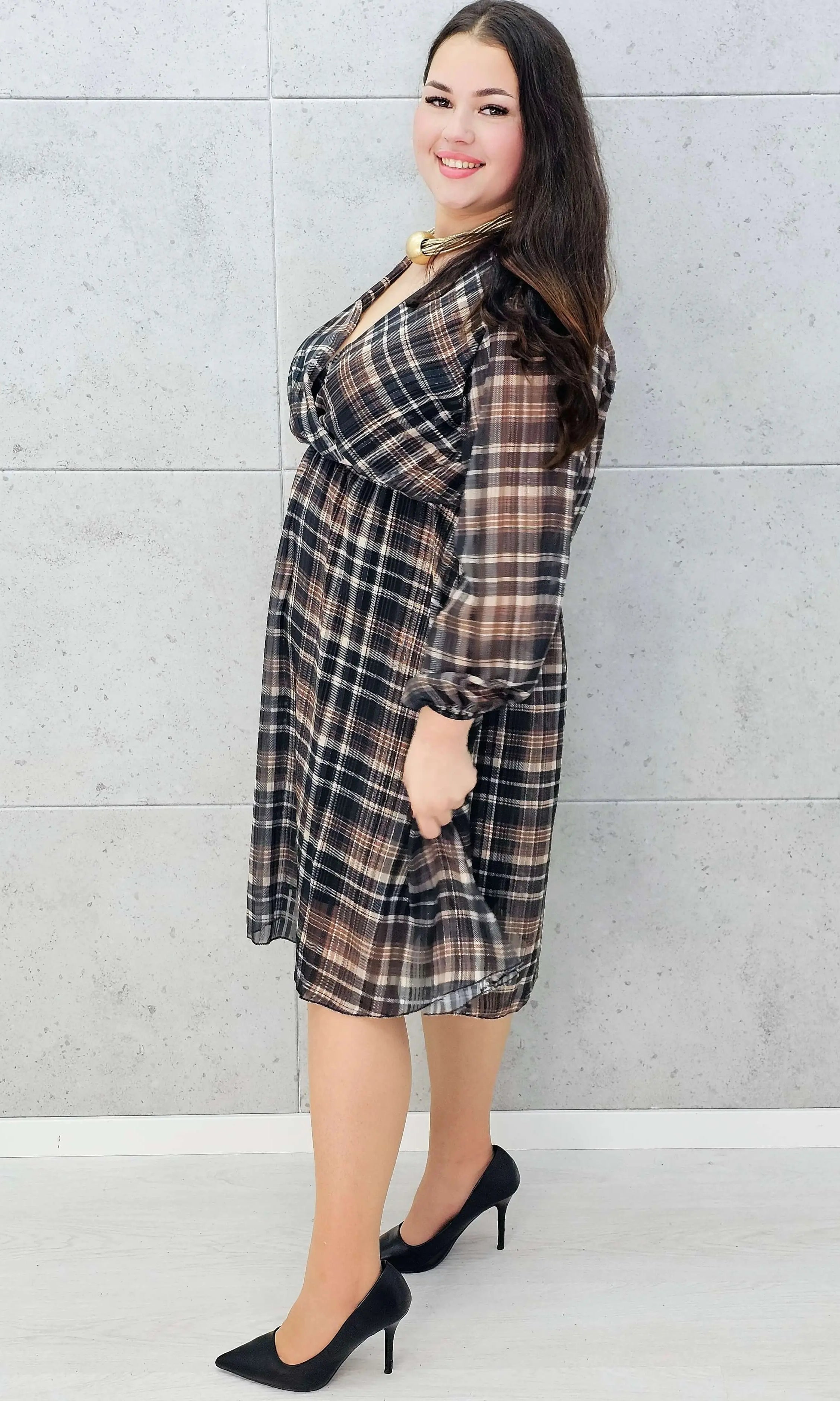 szyfonowa sukienka w kratę midi plus size z kopertowym dekoltem – bok