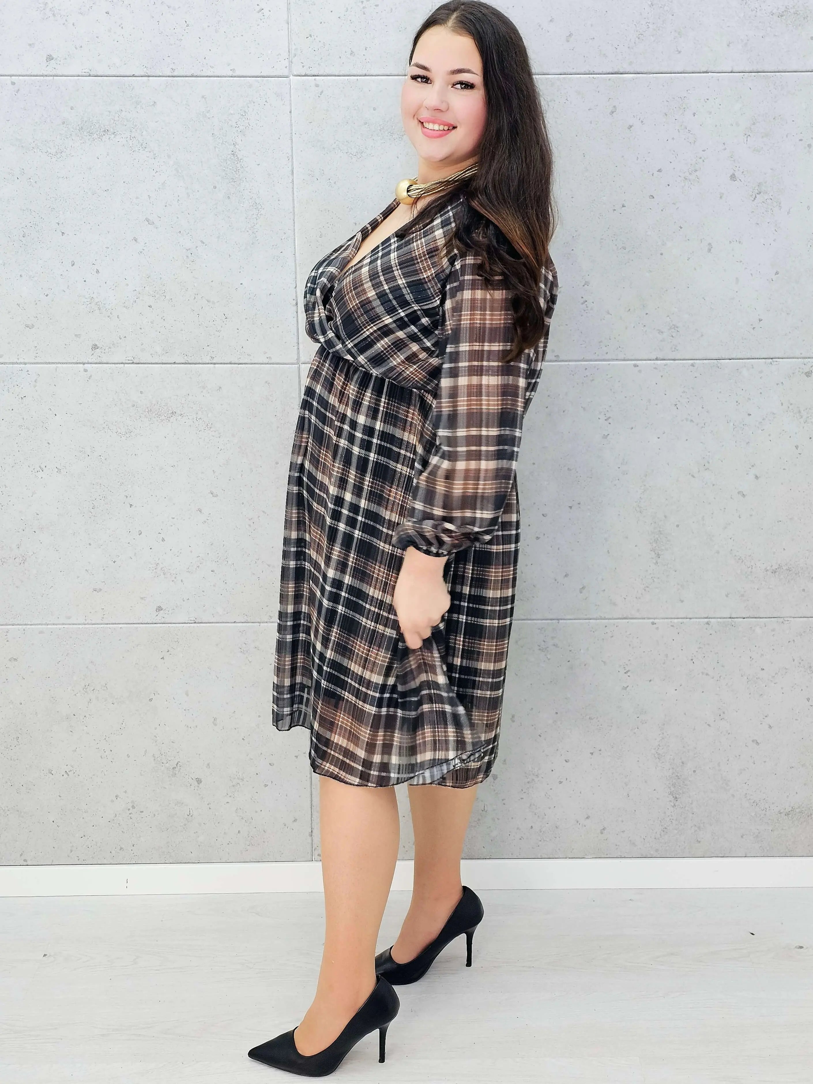 szyfonowa sukienka w kratę midi plus size z kopertowym dekoltem – bok