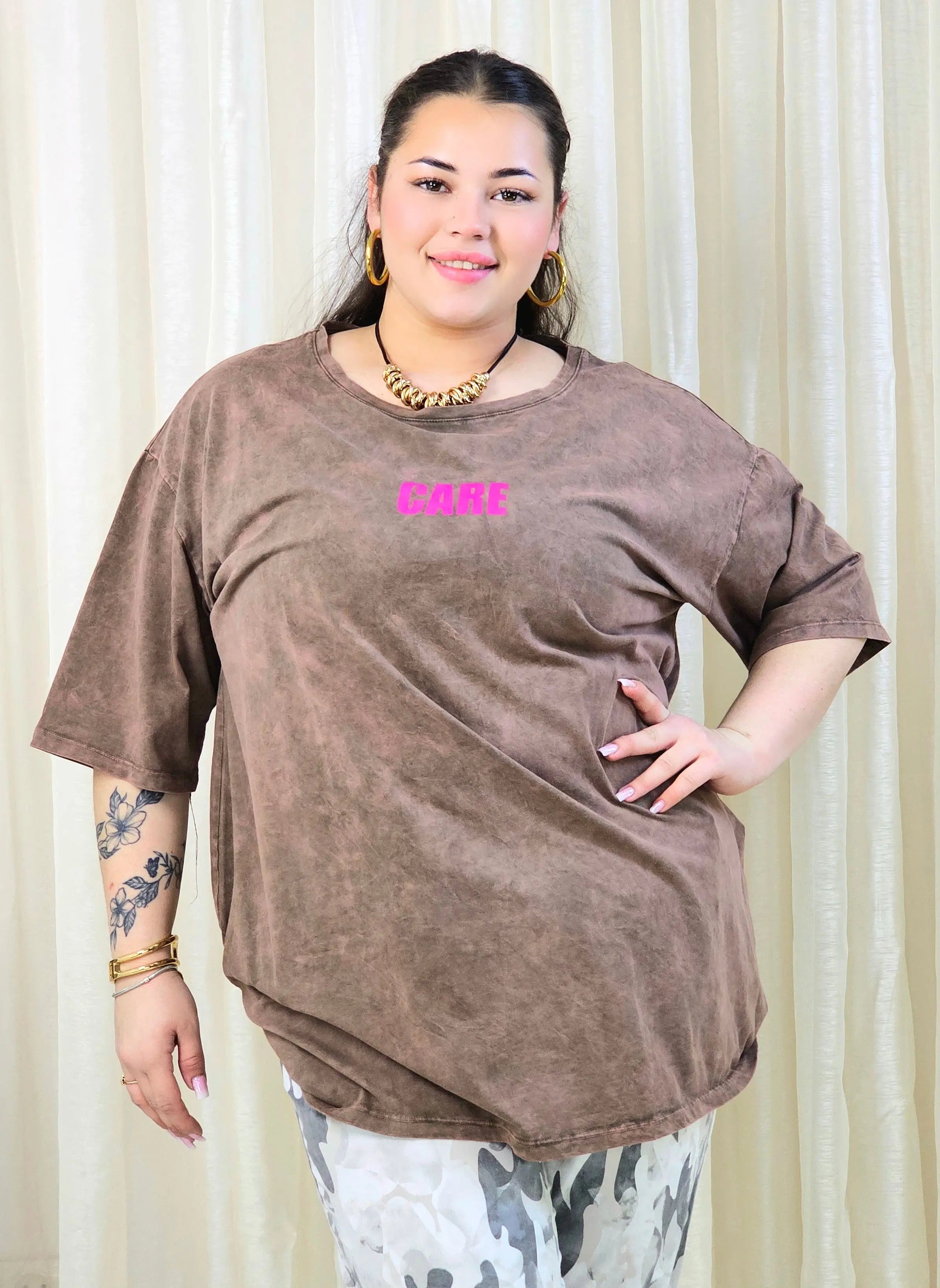 T-shirt plus size z nadrukiem CARE – casualowa moda plus size Stylowa XL