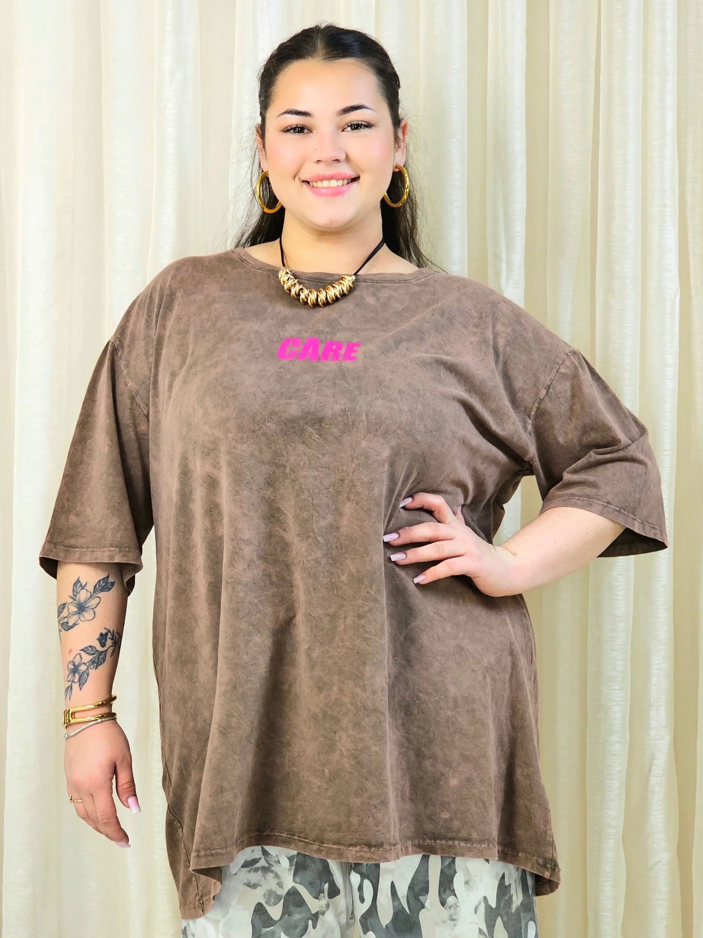 T-shirt plus size z nadrukiem CARE – casualowa moda plus size Stylowa XL