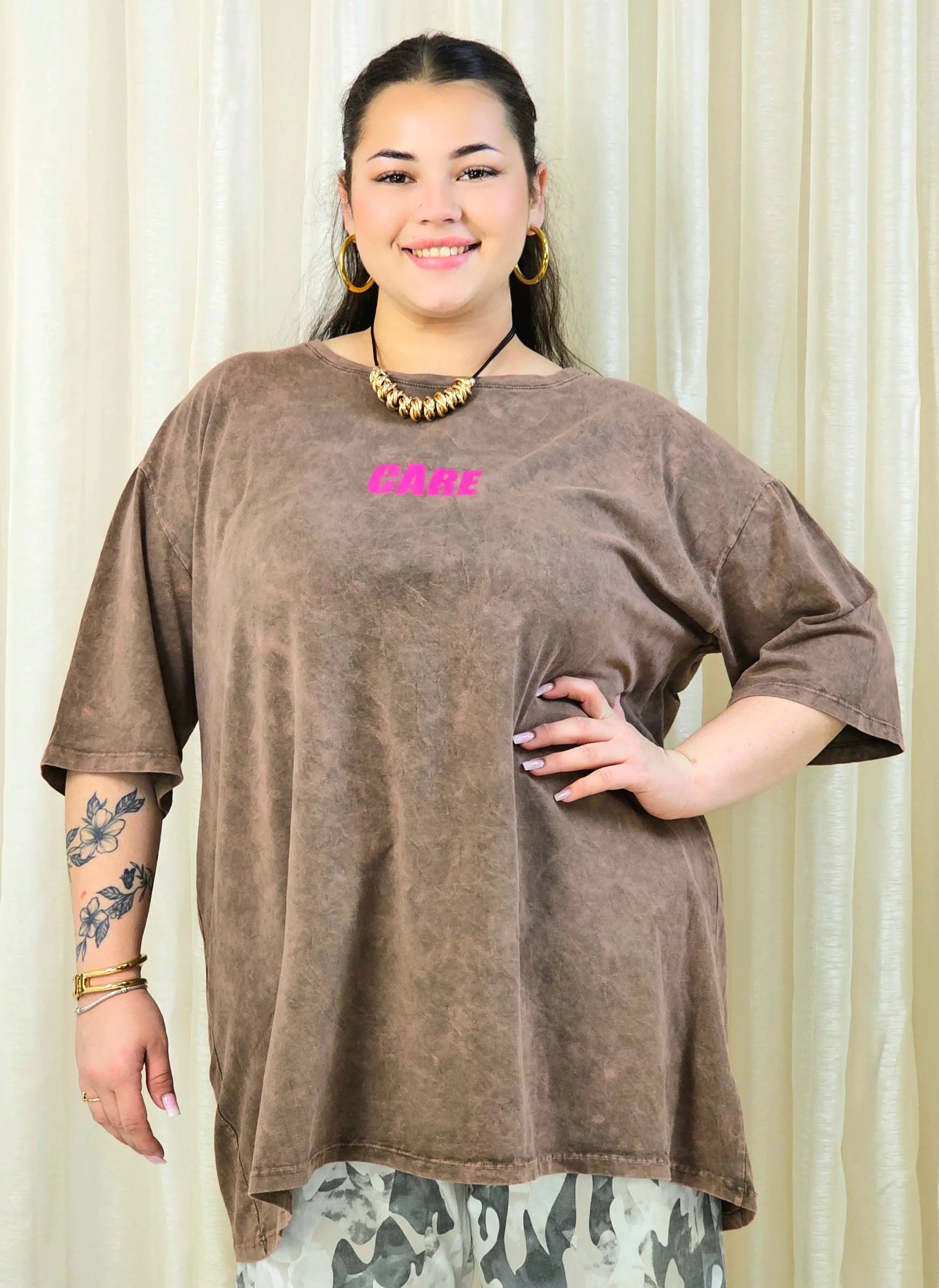 T-shirt plus size z nadrukiem CARE – casualowa moda plus size Stylowa XL