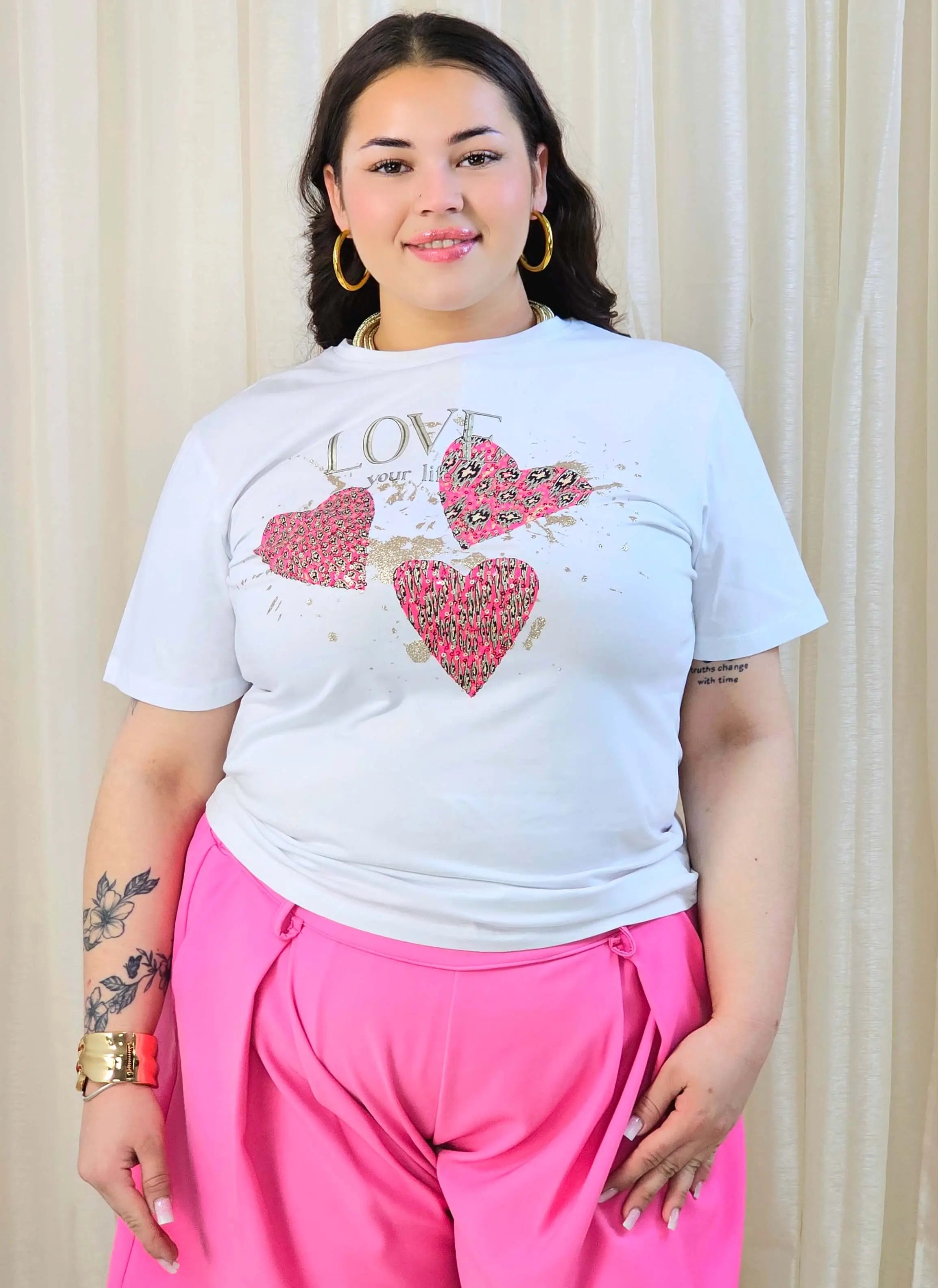 T-shirt plus size z nadrukiem serc – biały t-shirt XXL Stylowa XL Stylowa XL