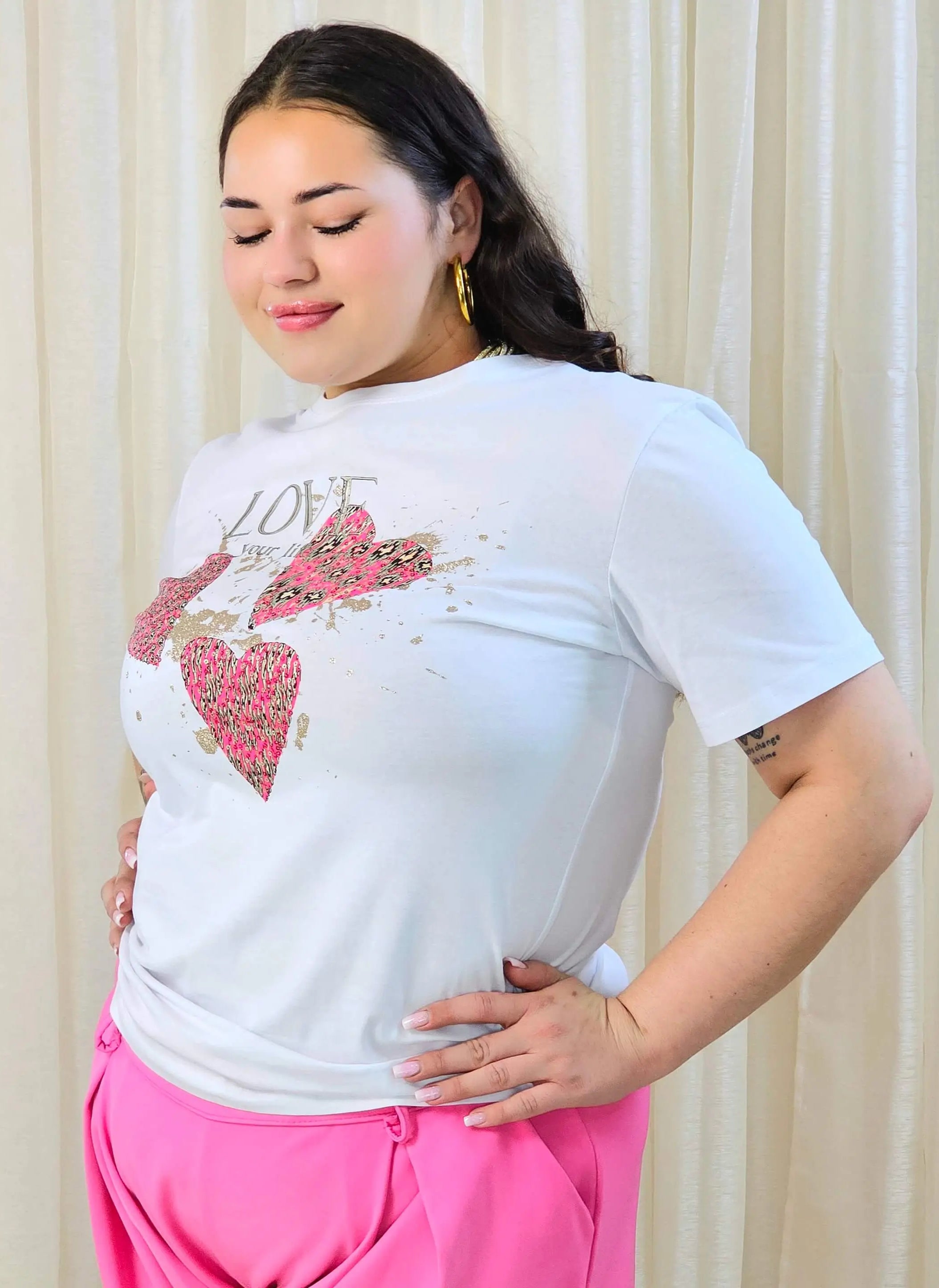 T-shirt plus size z nadrukiem serc – biały t-shirt XXL Stylowa XL Stylowa XL