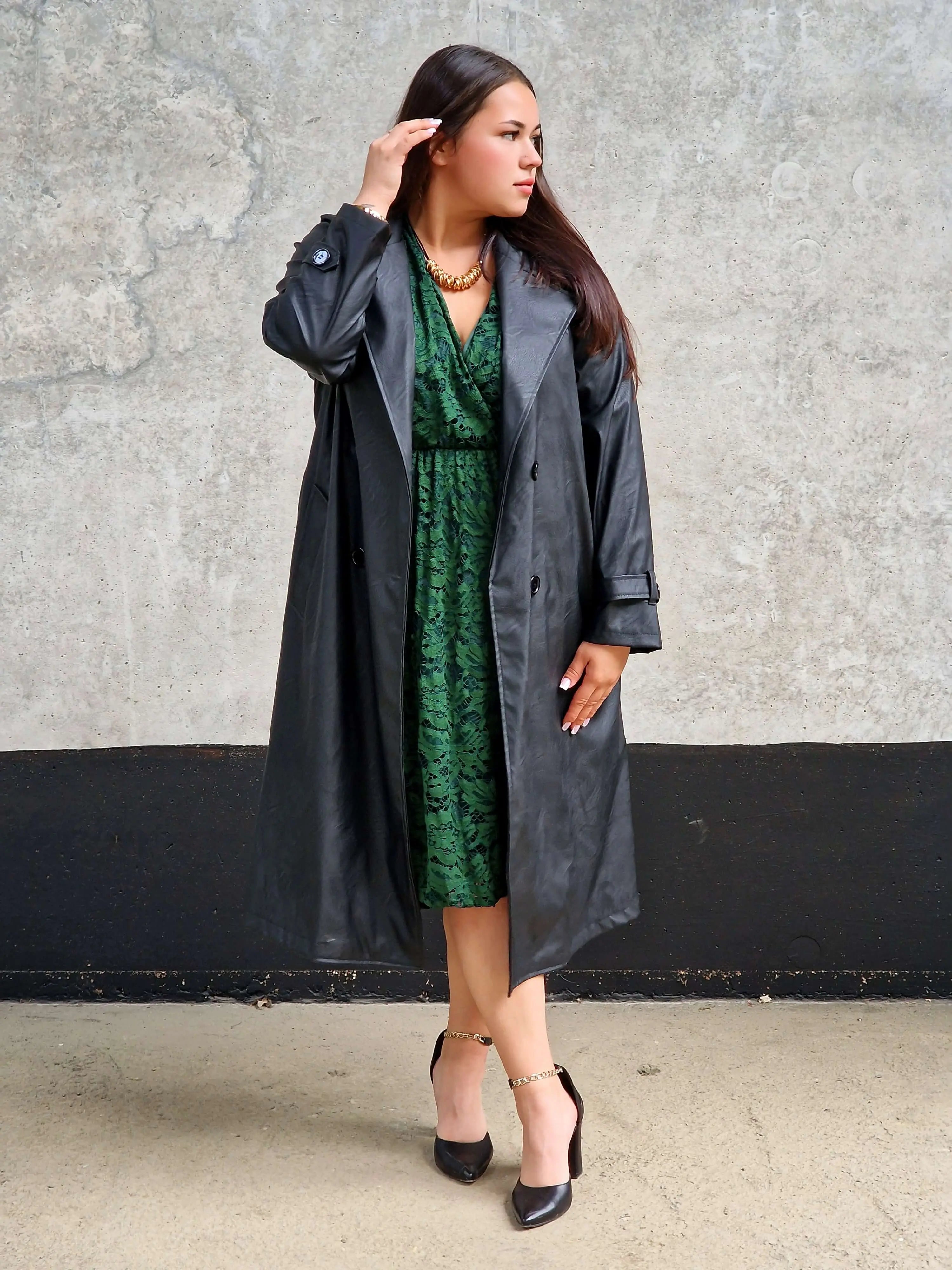 Trencz plus size z eko skóry – elegancki płaszcz damski z paskiem. Stylowa XL