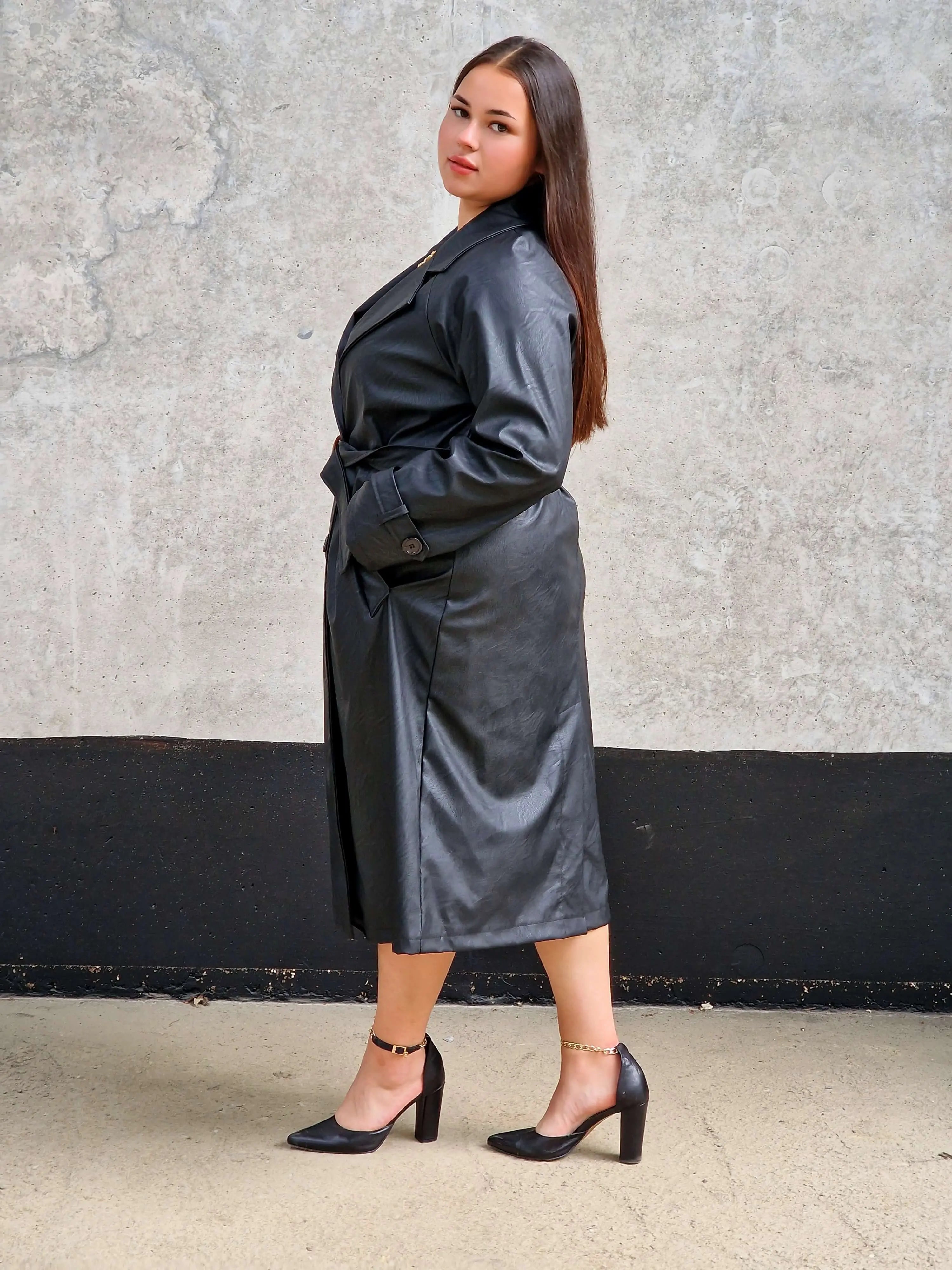 Trencz plus size z eko skóry – elegancki płaszcz damski z paskiem. Stylowa XL