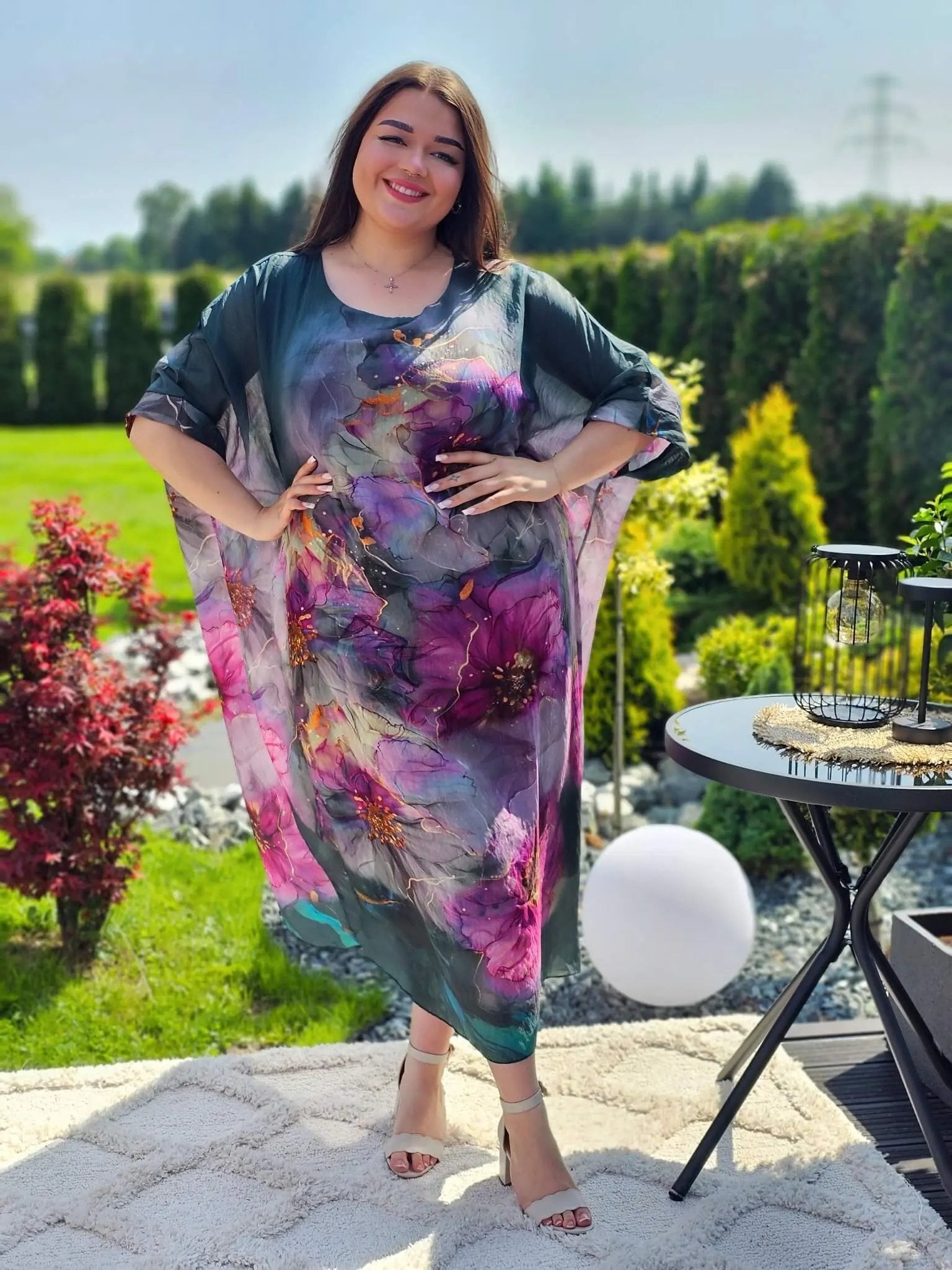 Tunika maxi z malarskimi kwiatami. Stylowa XL