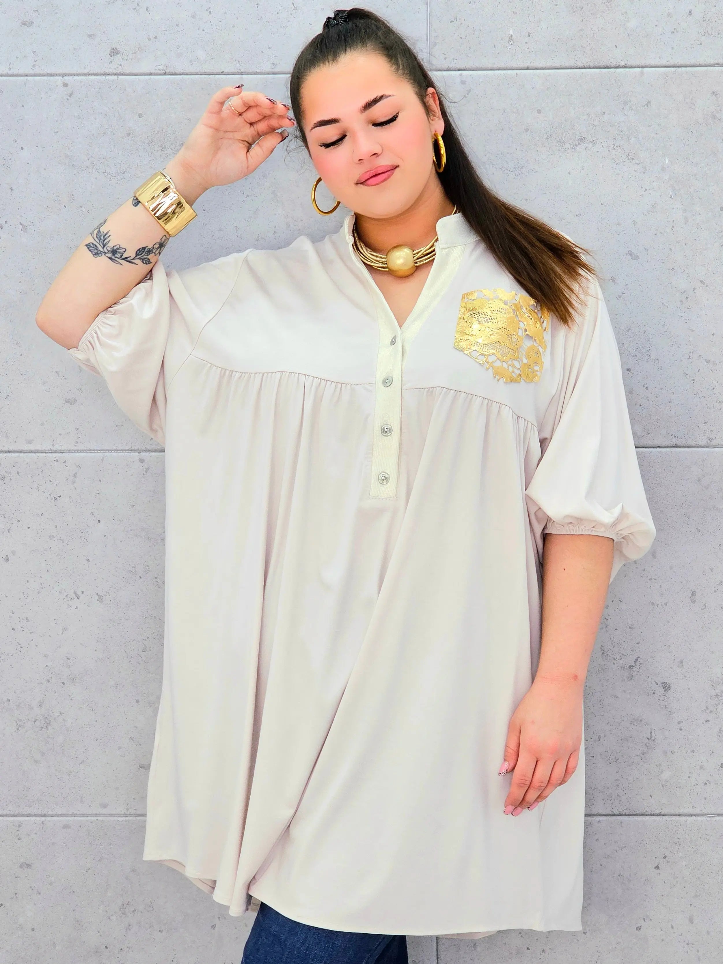 Tunika plus size z ozdobną złotą kieszenią – elegancja i komfort dla kobiet XXL Stylowa XL