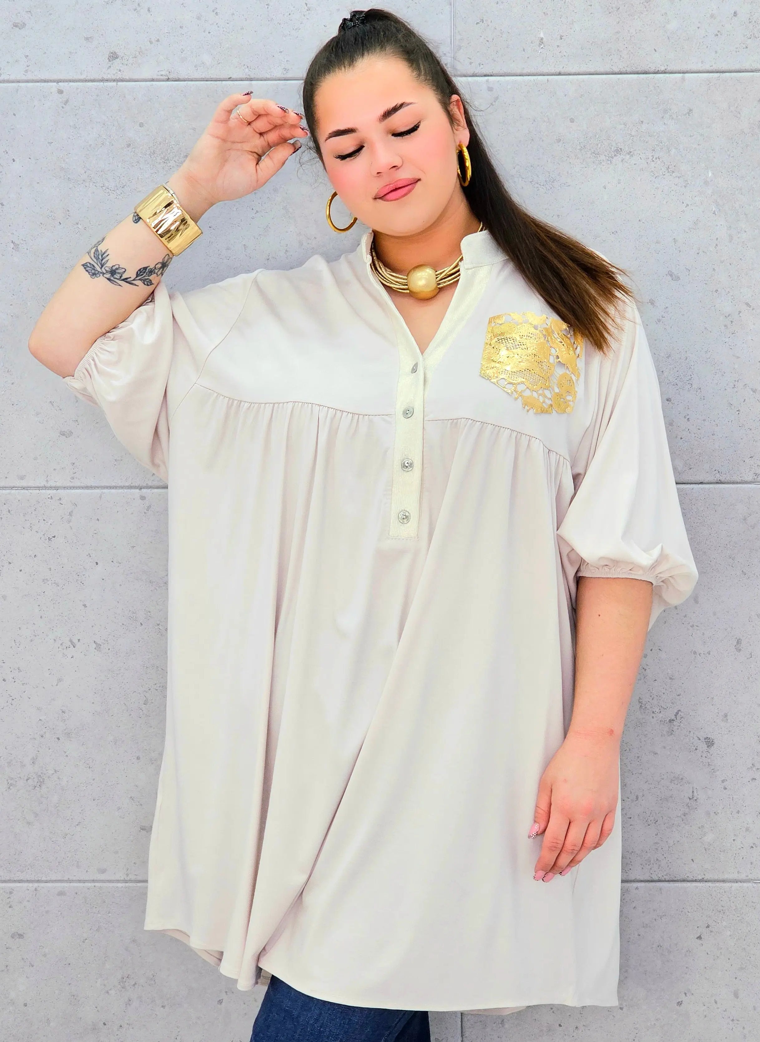 Tunika plus size z ozdobną złotą kieszenią – elegancja i komfort dla kobiet XXL Stylowa XL