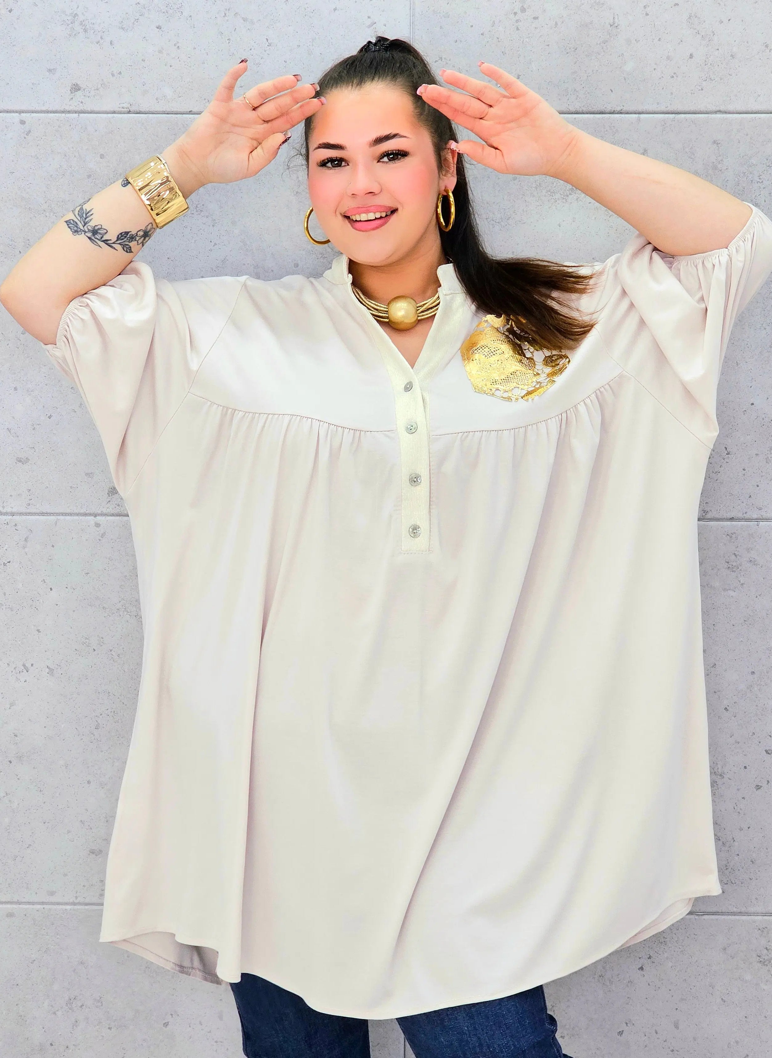 Tunika plus size z ozdobną złotą kieszenią – elegancja i komfort dla kobiet XXL Stylowa XL