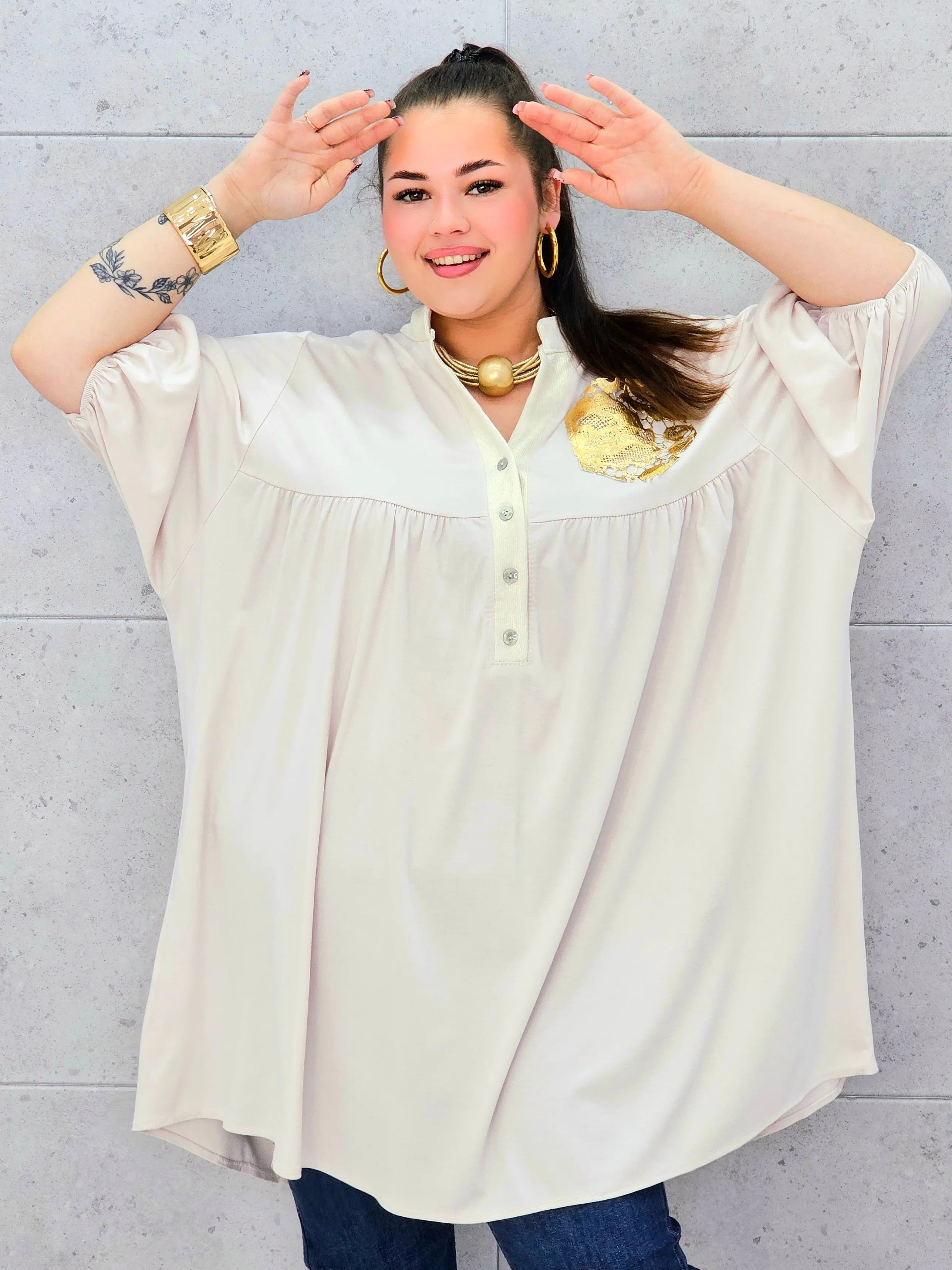 Tunika plus size z ozdobną złotą kieszenią – elegancja i komfort dla kobiet XXL Stylowa XL