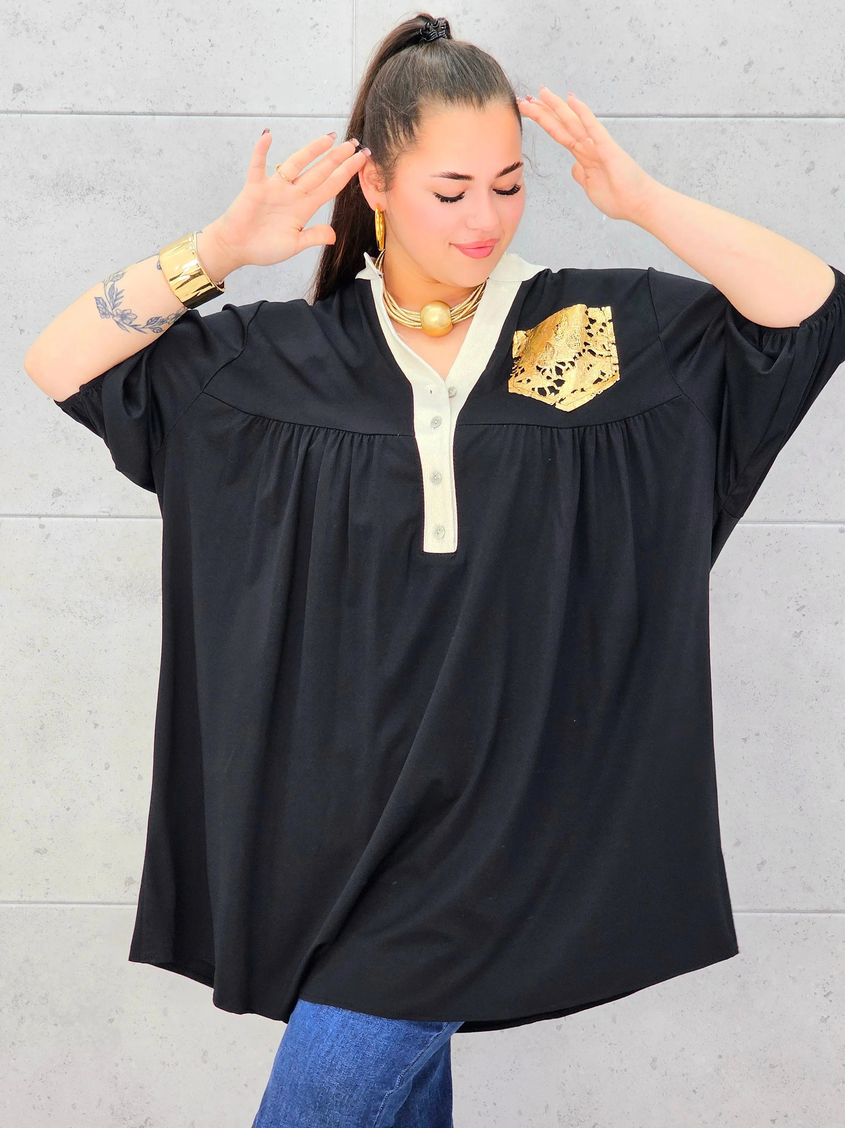 Tunika plus size z ozdobną złotą kieszenią – elegancja i komfort dla kobiet XXL Stylowa XL