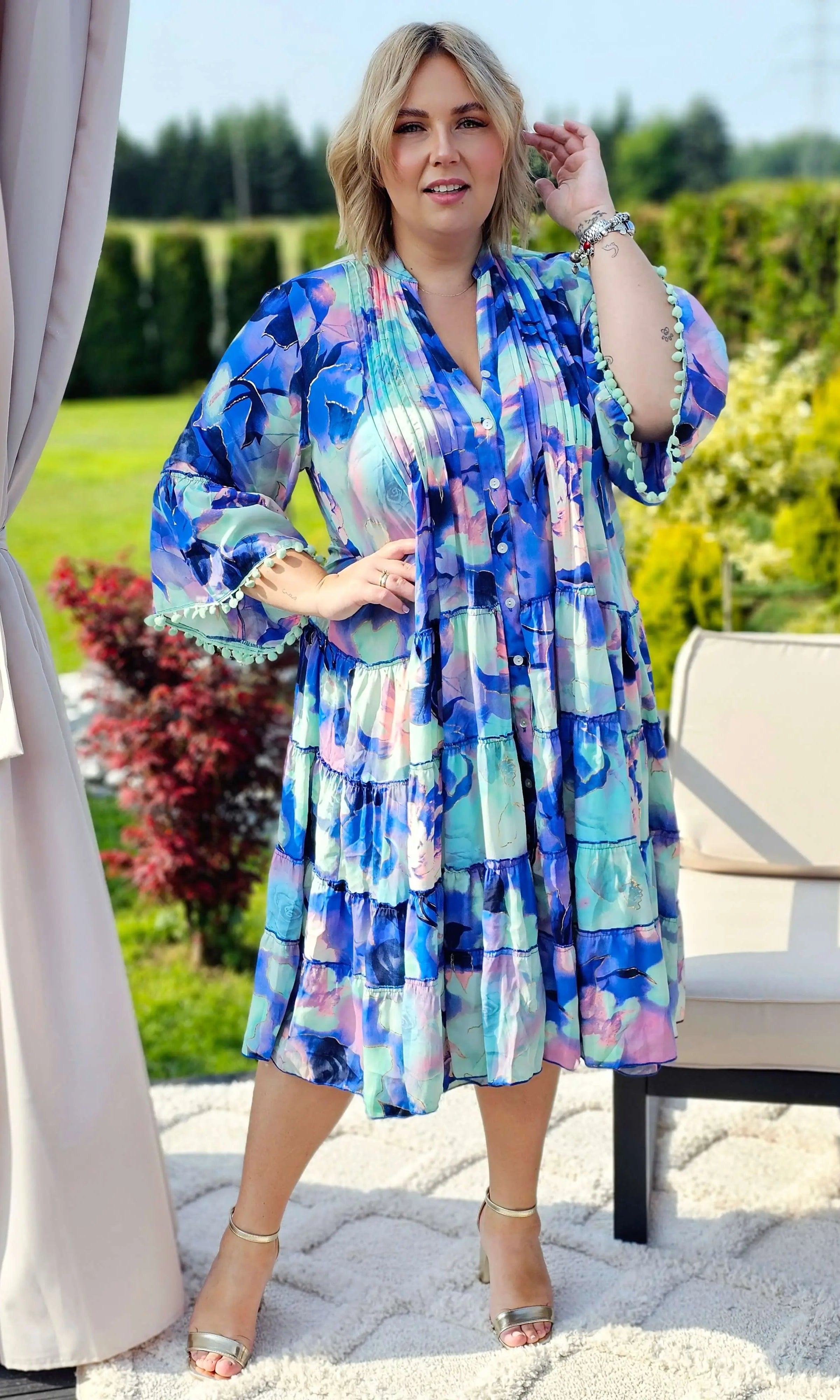 Urocza sukienka w kwiaty emanuje letnią świeżością i kobiecą elegancją - w 4 kolorach Stylowa XL