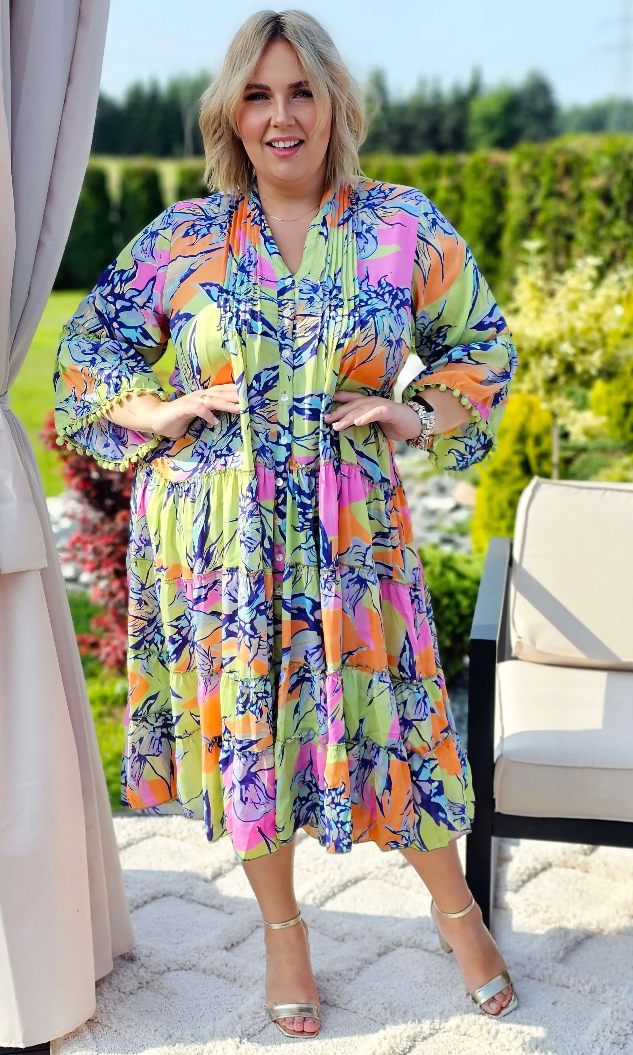 Urocza sukienka w kwiaty emanuje letnią świeżością i kobiecą elegancją - w 4 kolorach Stylowa XL