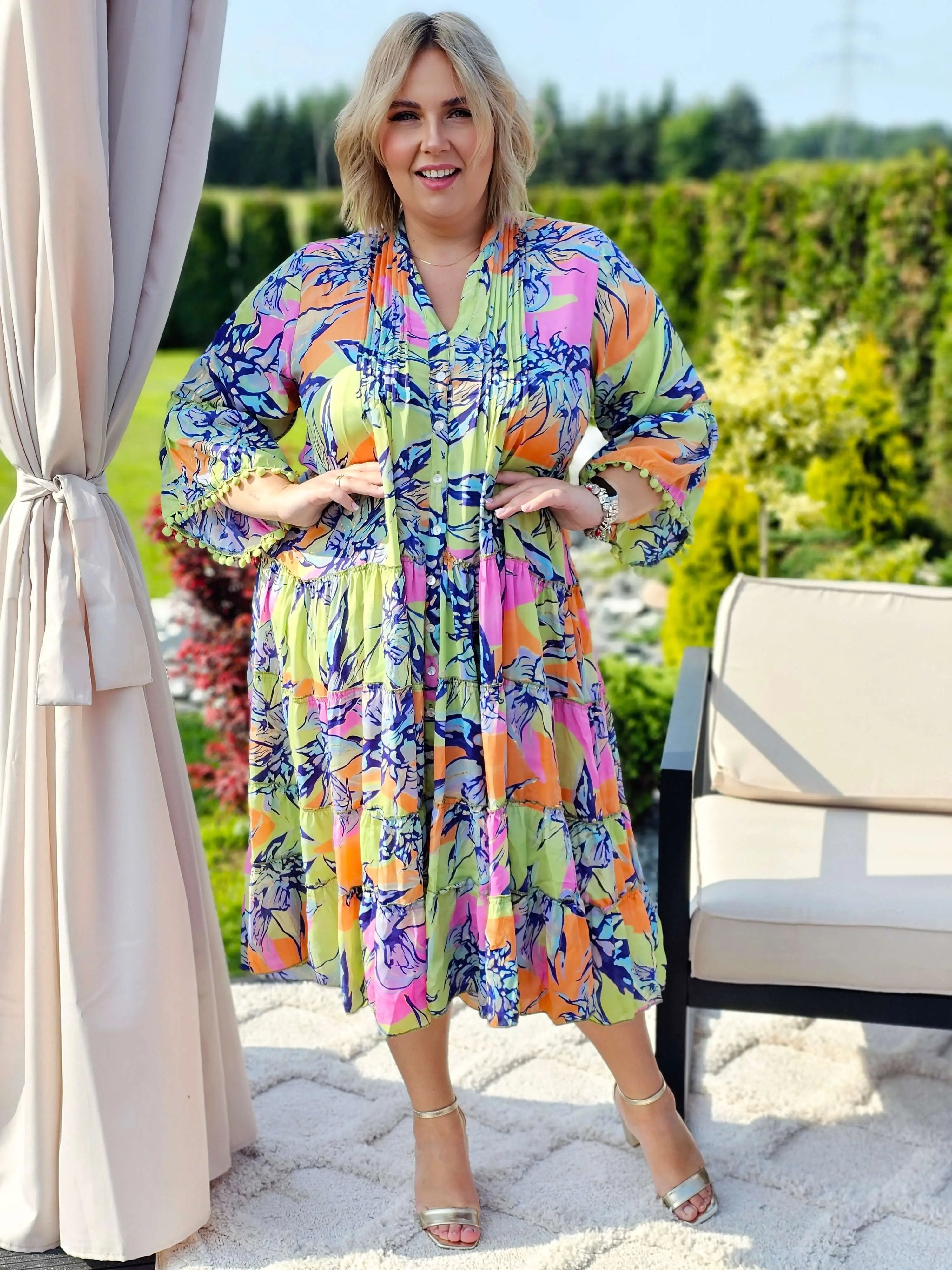 Urocza sukienka w kwiaty emanuje letnią świeżością i kobiecą elegancją - w 4 kolorach Stylowa XL