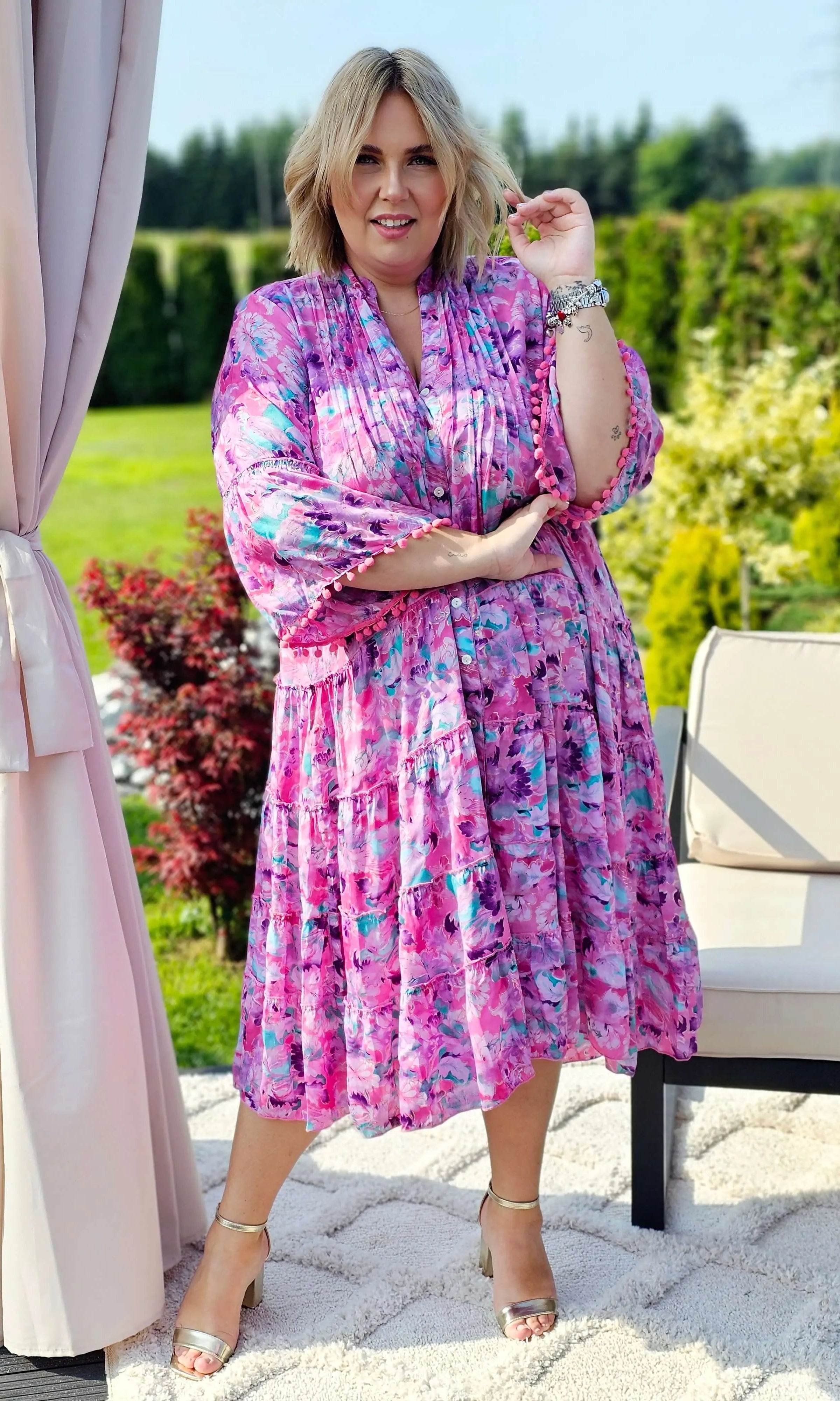 Urocza sukienka w kwiaty emanuje letnią świeżością i kobiecą elegancją - w 4 kolorach Stylowa XL