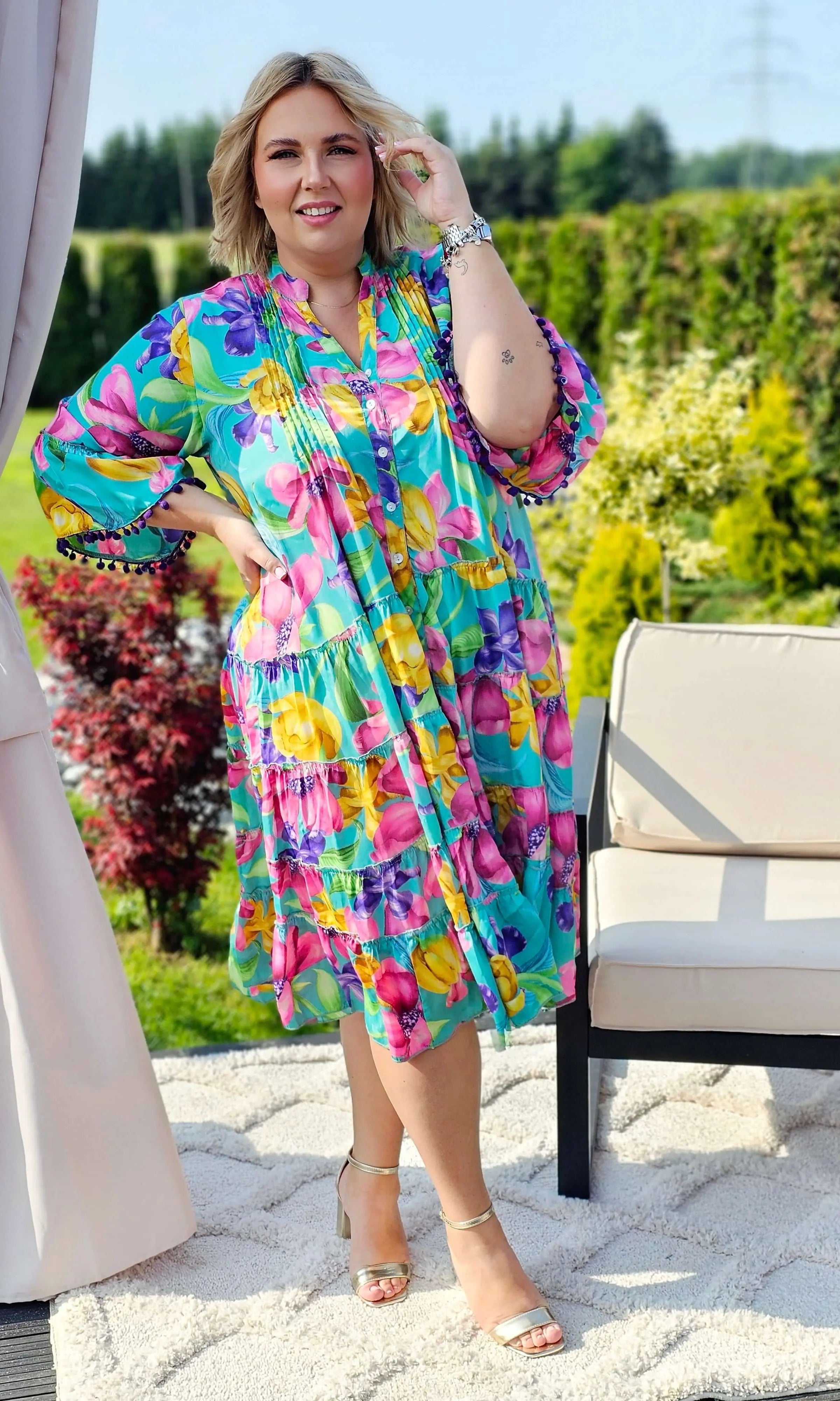 Urocza sukienka w kwiaty emanuje letnią świeżością i kobiecą elegancją - w 4 kolorach Stylowa XL