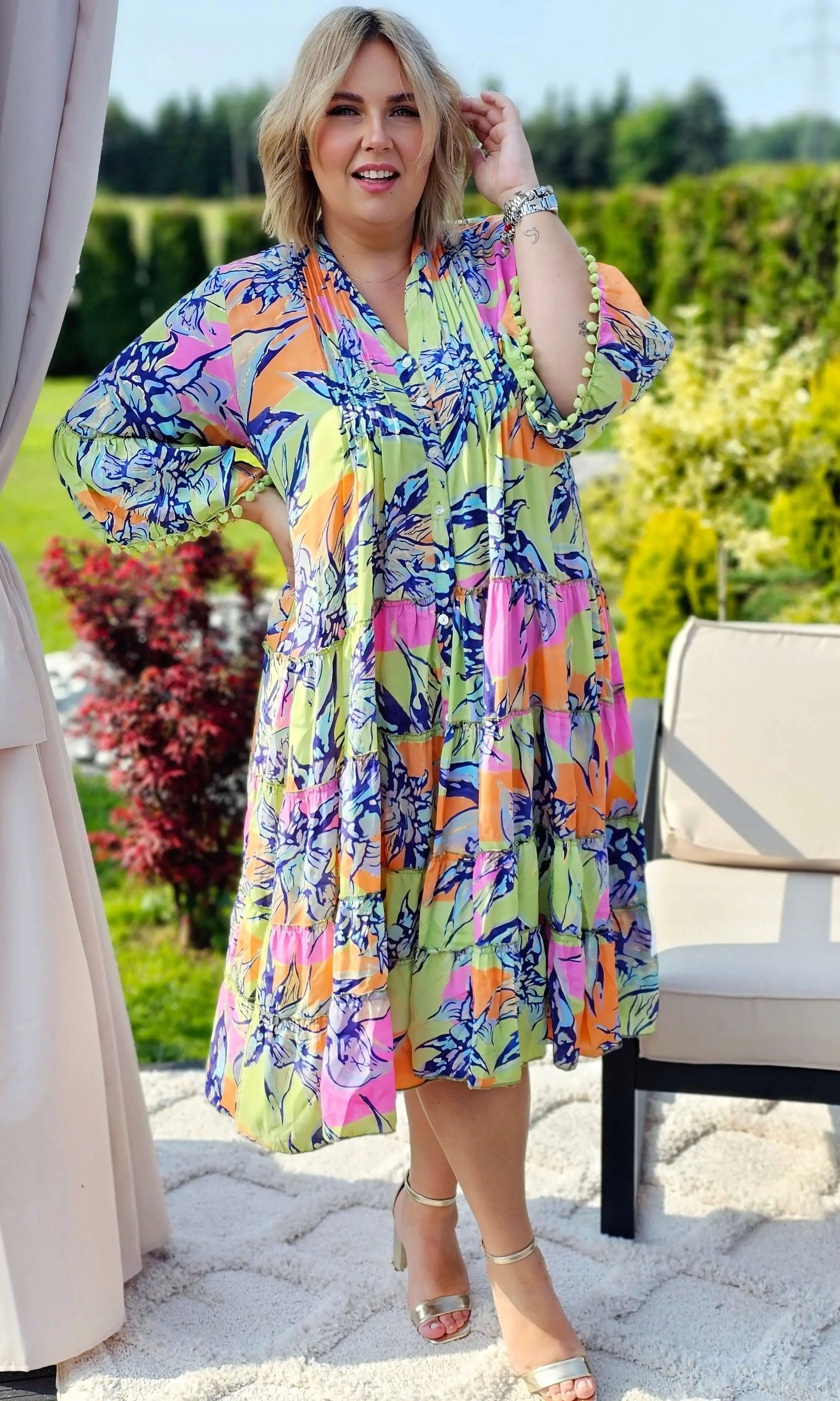 Urocza sukienka w kwiaty emanuje letnią świeżością i kobiecą elegancją - w 4 kolorach Stylowa XL