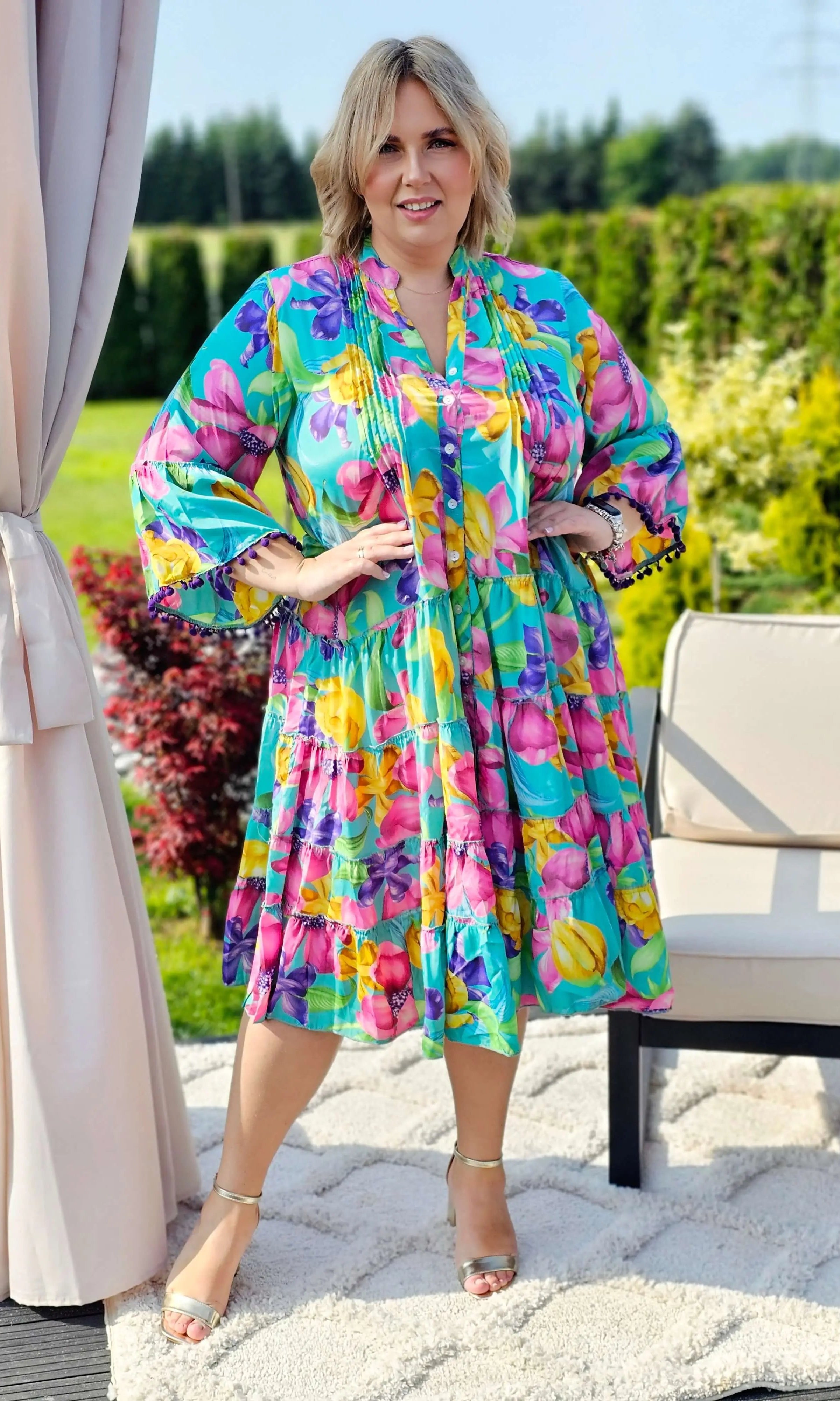 Urocza sukienka w kwiaty emanuje letnią świeżością i kobiecą elegancją - w 4 kolorach Stylowa XL